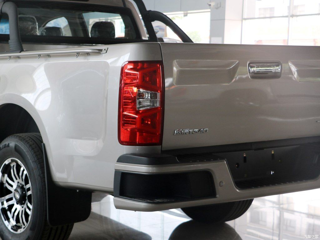 faw-hongta-t340-pickup-29 FAW Hongta T340 Pickup Has Watched Way Too Many Ford Explorer Commercials