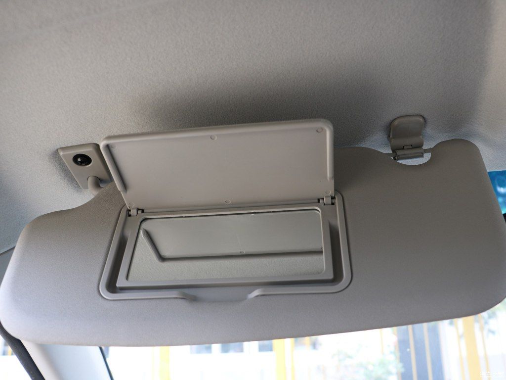 faw-hongta-t340-pickup-40 FAW Hongta T340 Pickup Has Watched Way Too Many Ford Explorer Commercials