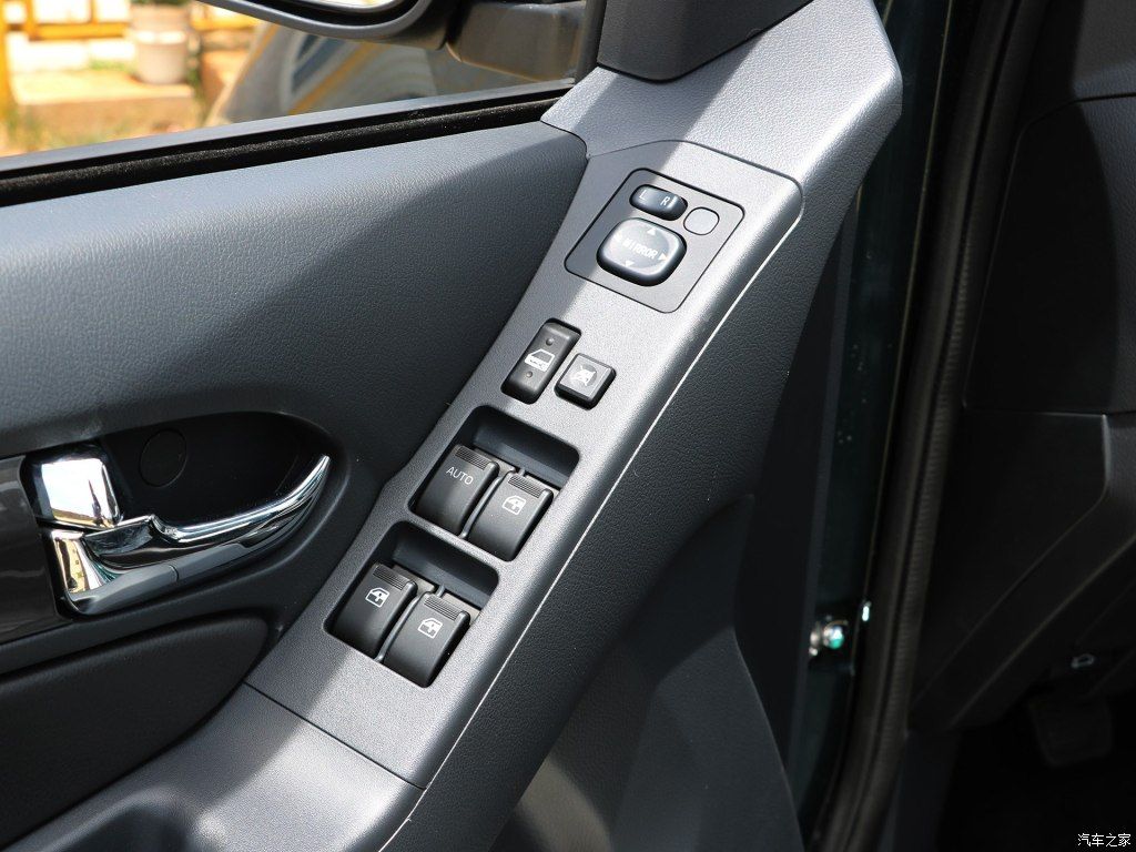 faw-hongta-t340-pickup-41 FAW Hongta T340 Pickup Has Watched Way Too Many Ford Explorer Commercials