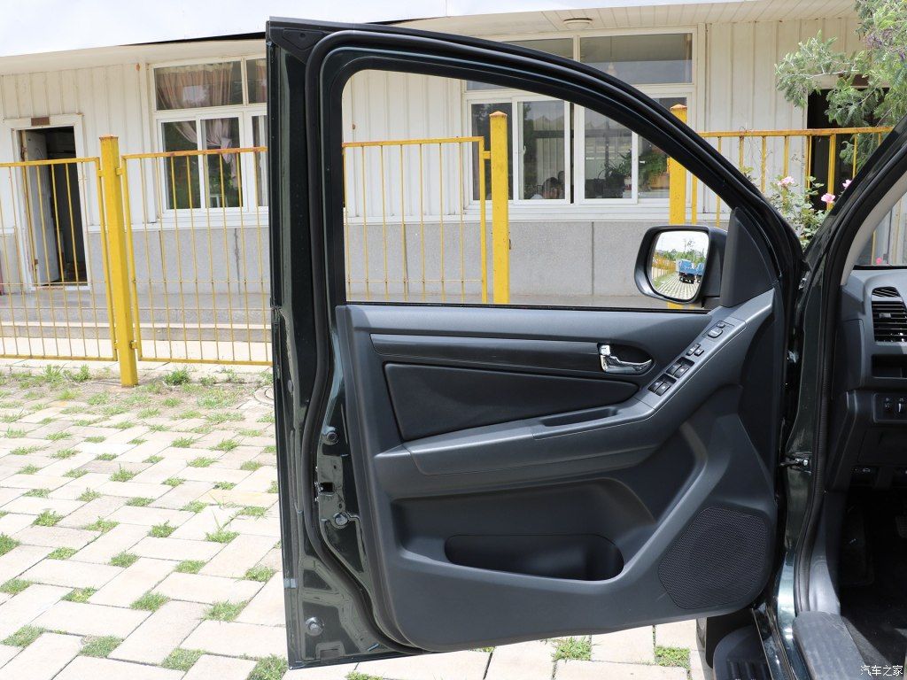 faw-hongta-t340-pickup-42 FAW Hongta T340 Pickup Has Watched Way Too Many Ford Explorer Commercials