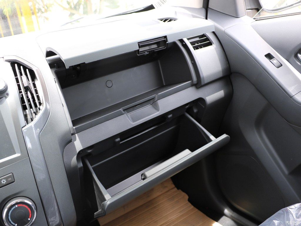 faw-hongta-t340-pickup-43 FAW Hongta T340 Pickup Has Watched Way Too Many Ford Explorer Commercials