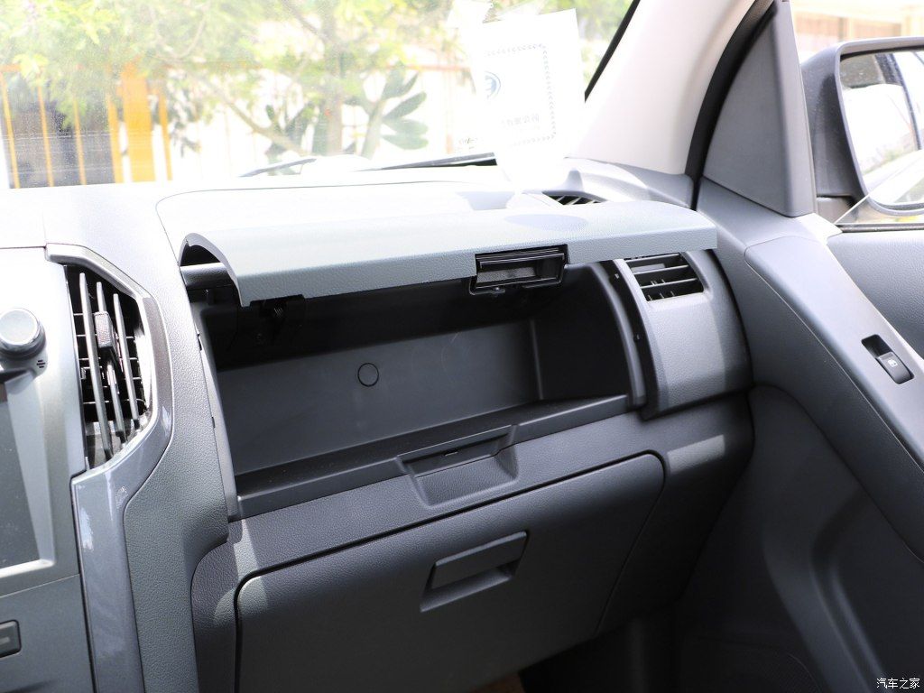 faw-hongta-t340-pickup-57 FAW Hongta T340 Pickup Has Watched Way Too Many Ford Explorer Commercials