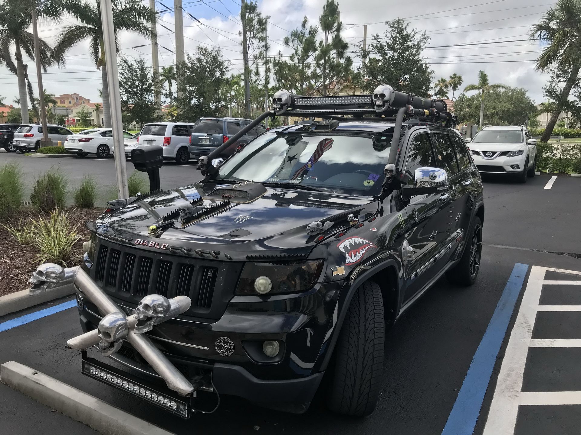jeep-grand-cherokee-skulls-mods-1 Jeep Owner Goes A Little Overboard With Skulls Theme Mod