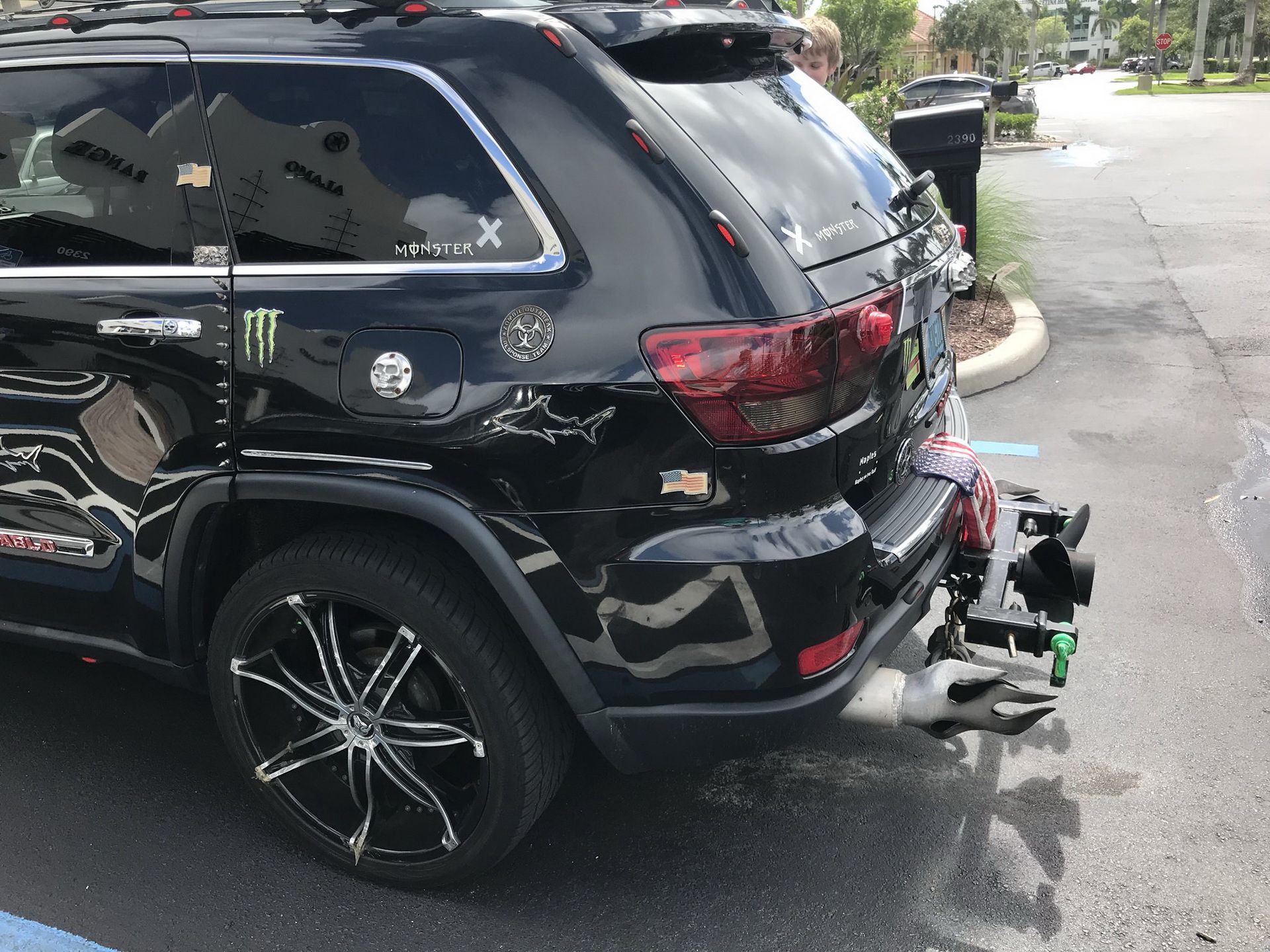 jeep-grand-cherokee-skulls-mods-2 Jeep Owner Goes A Little Overboard With Skulls Theme Mod