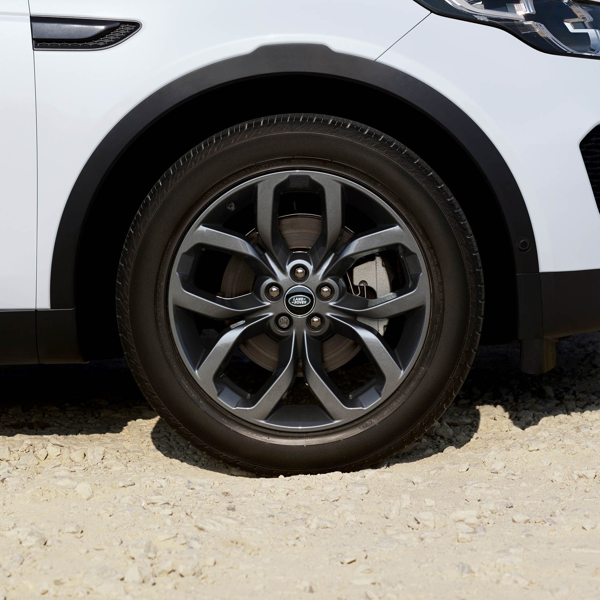 land-rover-discovery-sport-landmark-03 Landmark Edition Toasts The Success Of The Land Rover Discovery Sport