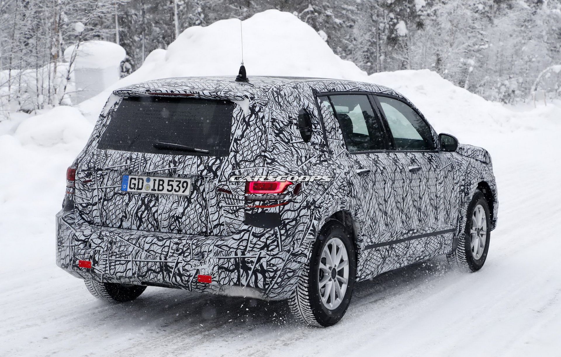 mercedes-benz-glb-6 Mercedes-Benz GLB Shown To US Dealers, Will Arrive In Showrooms Next Year