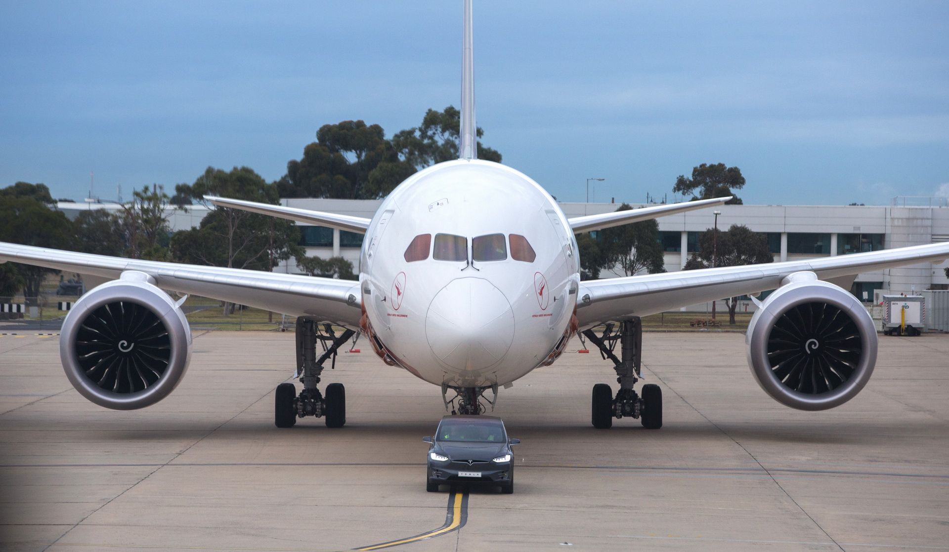 qantas-boeing-787-9-tesla-model-x-1 Watch Tesla’s Model X Tow A Boeing 787-9 Dreamliner
