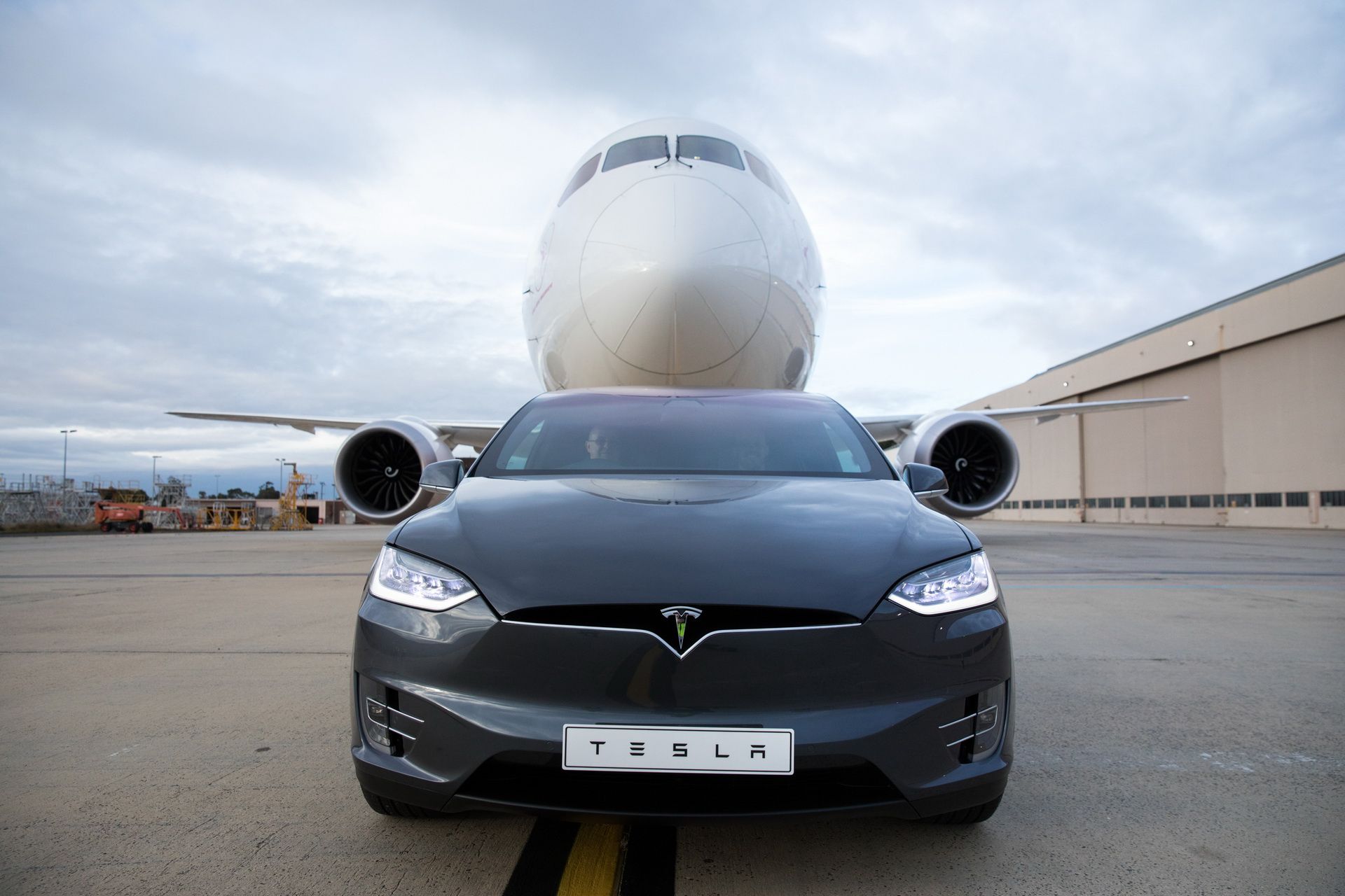 qantas-boeing-787-9-tesla-model-x-3 Watch Tesla’s Model X Tow A Boeing 787-9 Dreamliner