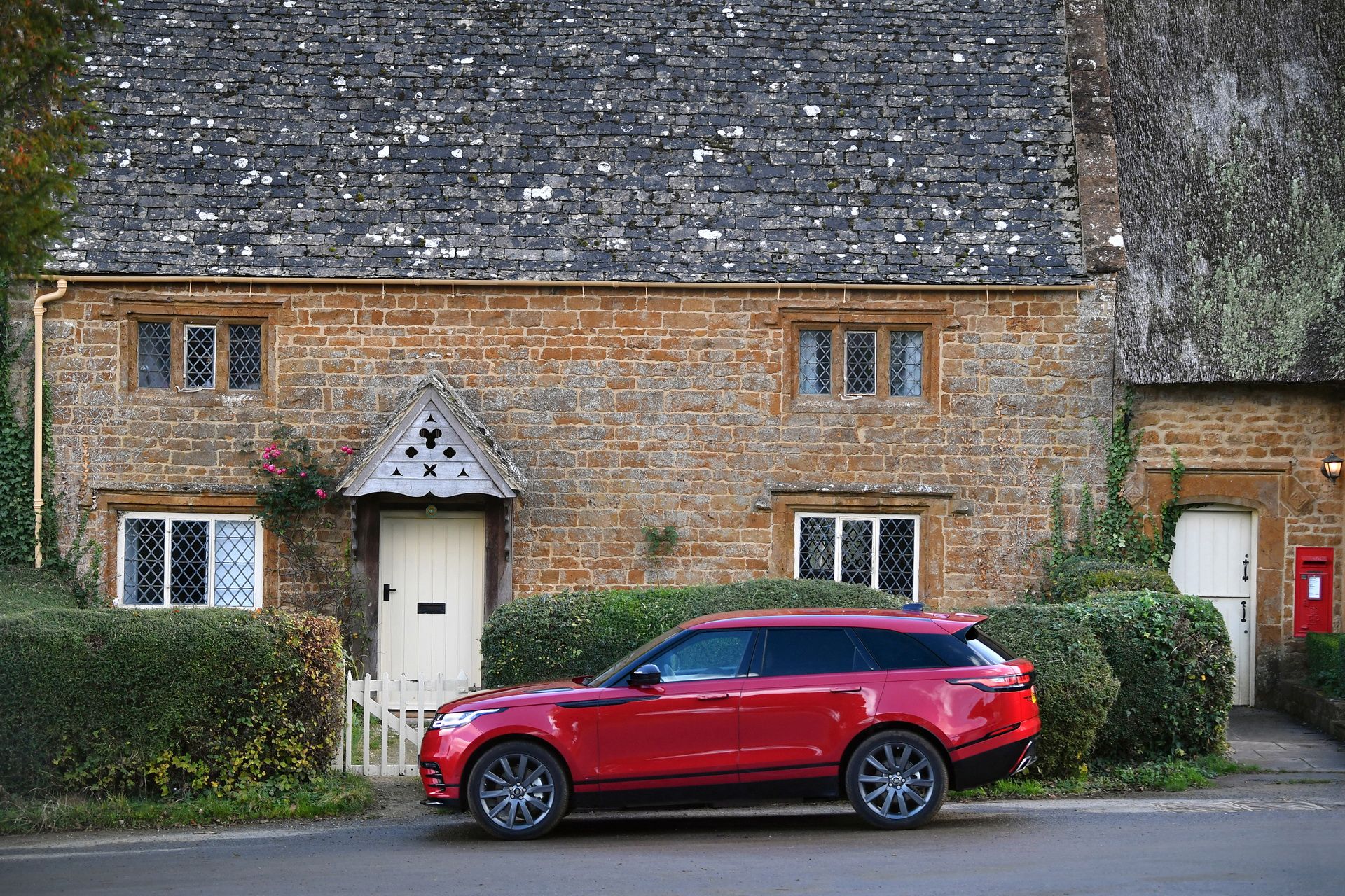 range-rover-velar-new-engine-uk-1 Range Rover Velar Gains D275 V6 Diesel, New Safety Tech