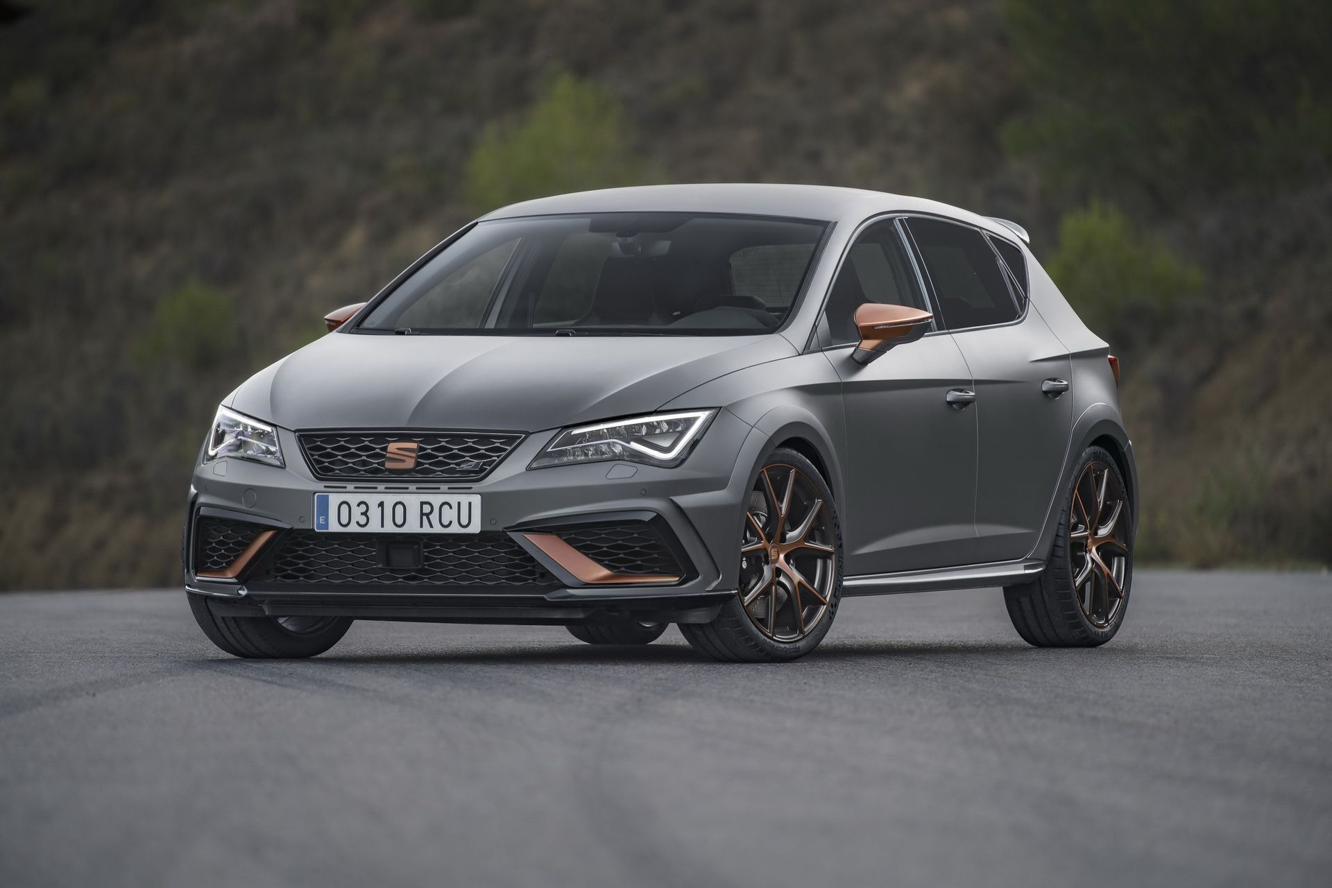 seat-leon-cupra-r-1 Next SEAT Leon Allegedly Getting Longer Wheelbase, Amazon Alexa And Digital Cockpit