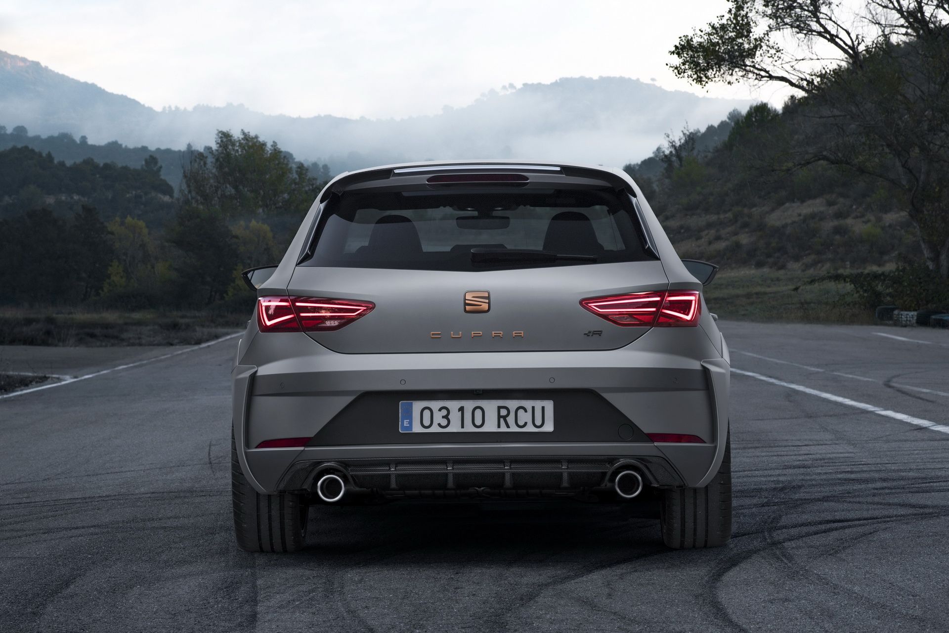 seat-leon-cupra-r-8 Next SEAT Leon Allegedly Getting Longer Wheelbase, Amazon Alexa And Digital Cockpit