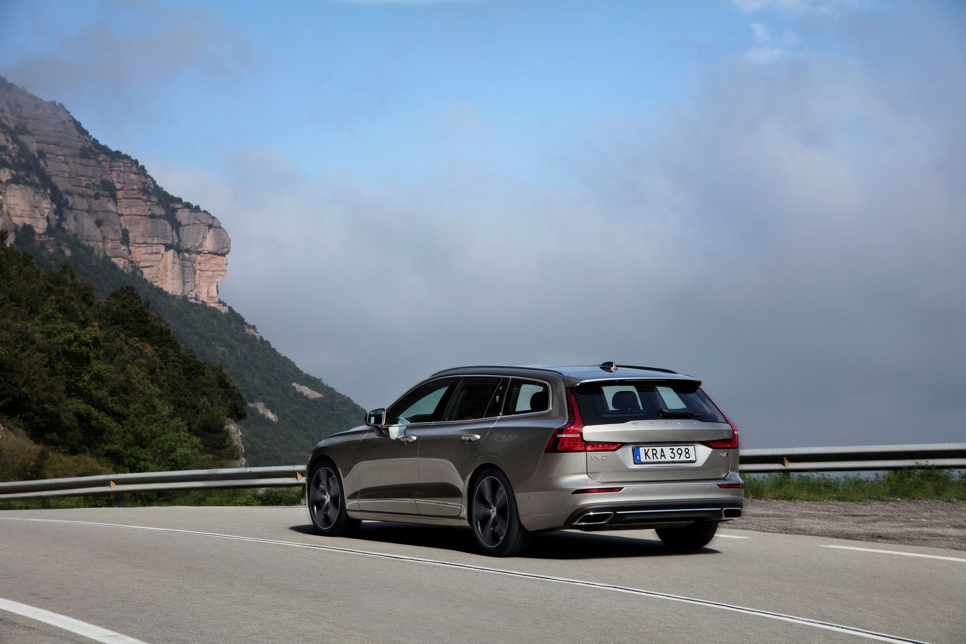 volvo-v60-uk-pricing-specs-3 All-New Volvo V60 Priced From £31,810 In UK, Deliveries Late Q3 2018