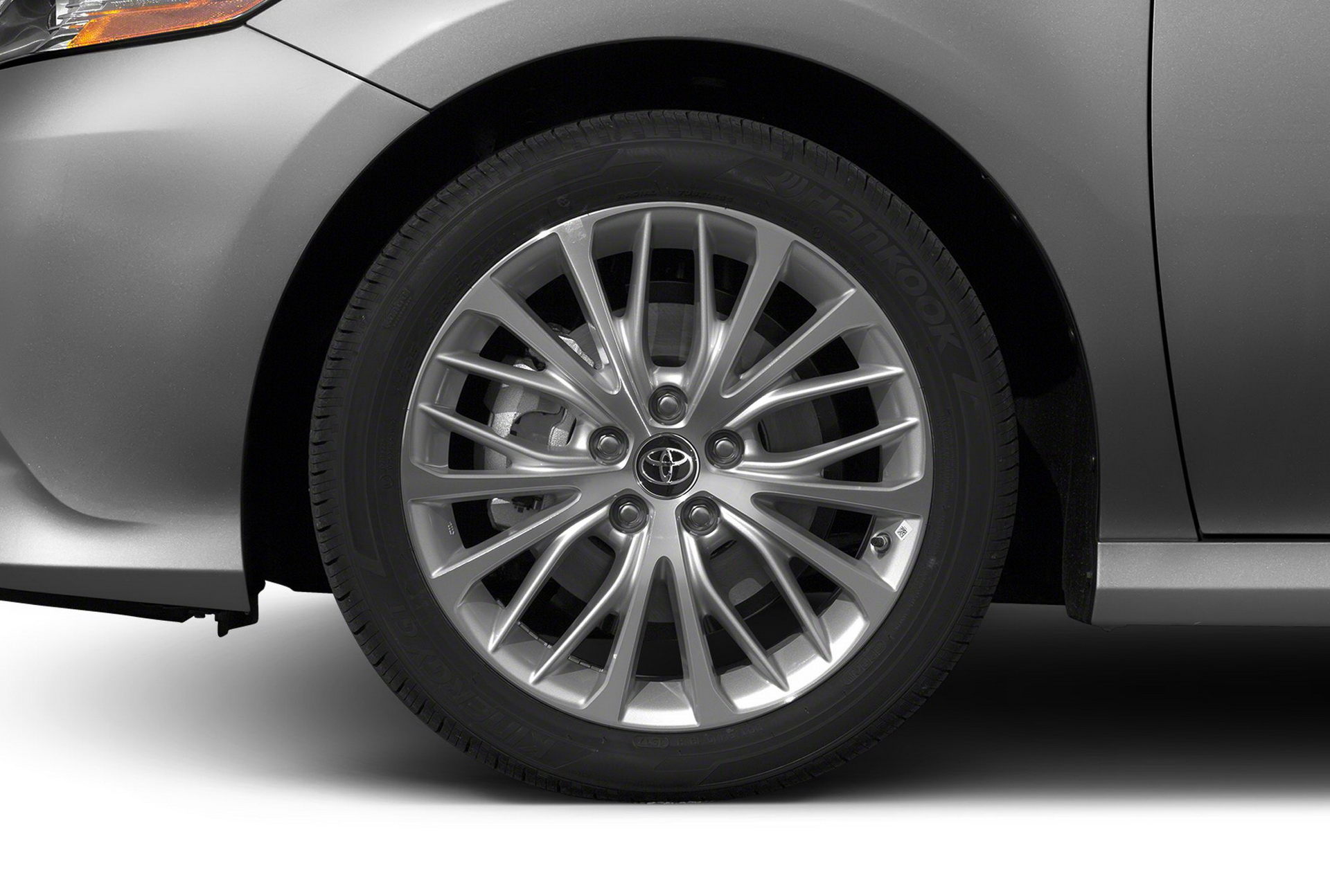 2018-toyota-camry-hybrid-7 Toyota Camry Is Coming Back To Europe With Hybrid Powertrain