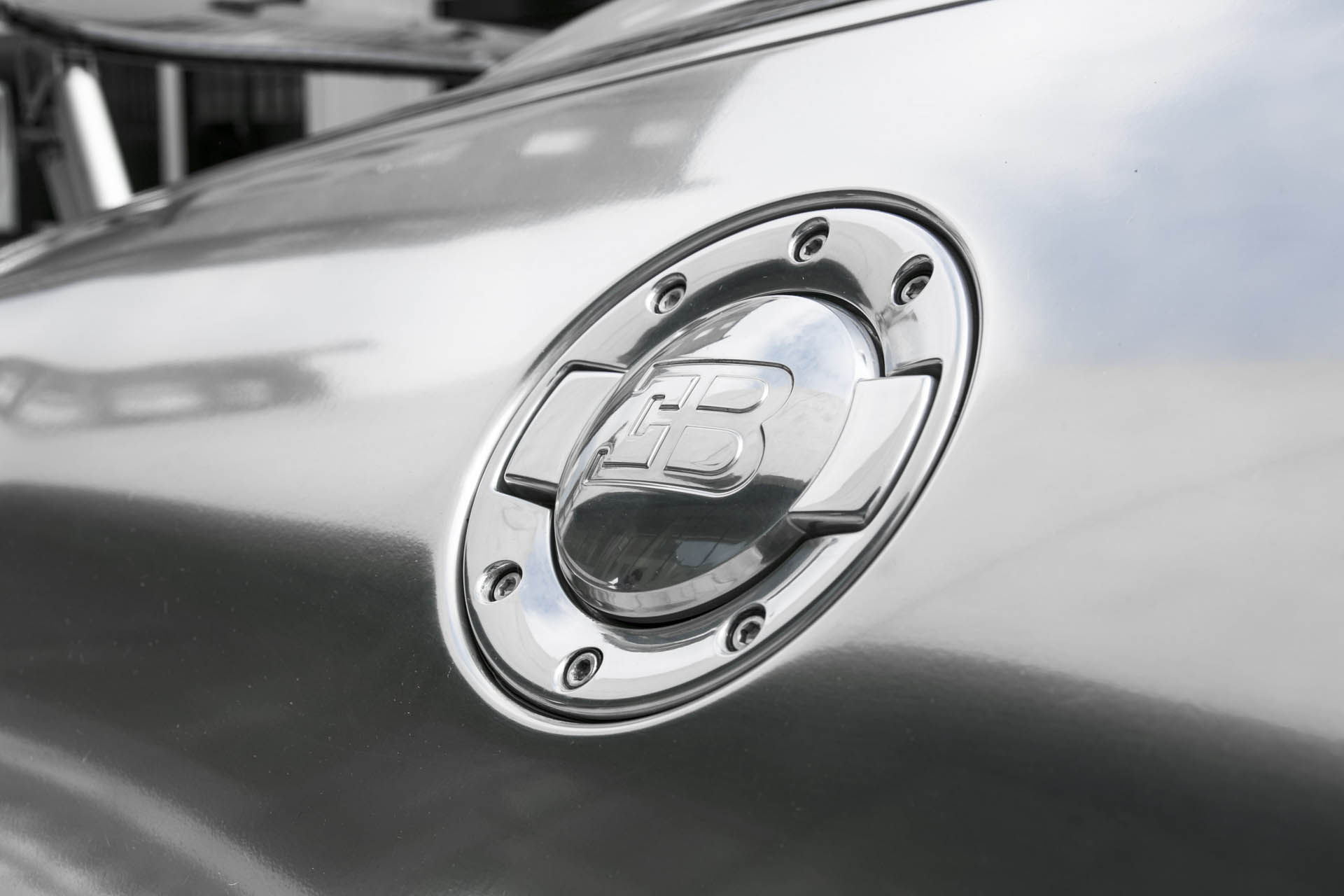 chrome-carbon-2008-bugatti-veyron-06 Chrome And Carbon Bugatti Veyron Would Sure Look Sweet In Your Driveway