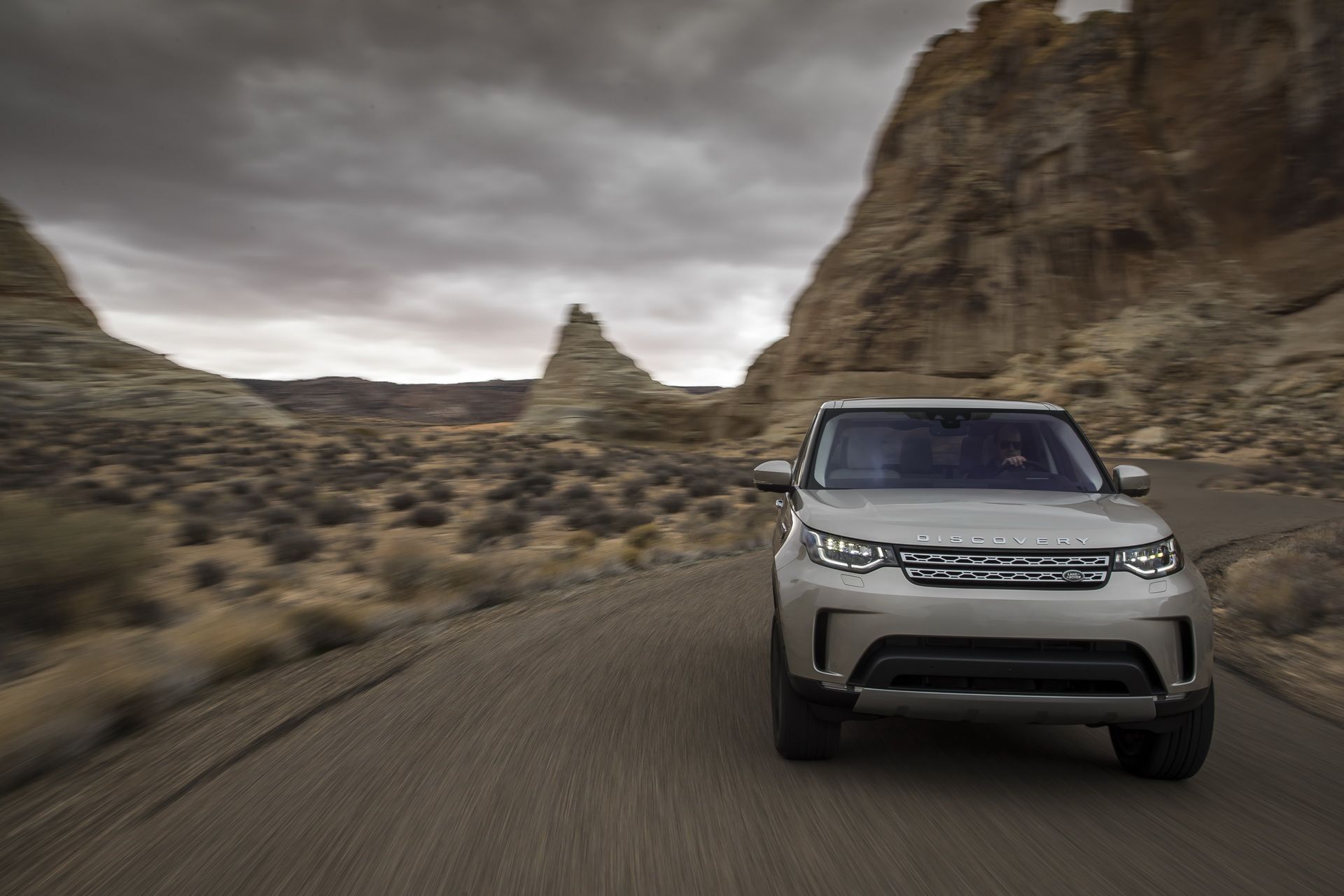 2019-land-rover-discovery-5 Land Rover Discovery Gains New SDV6 Diesel And Safety Features