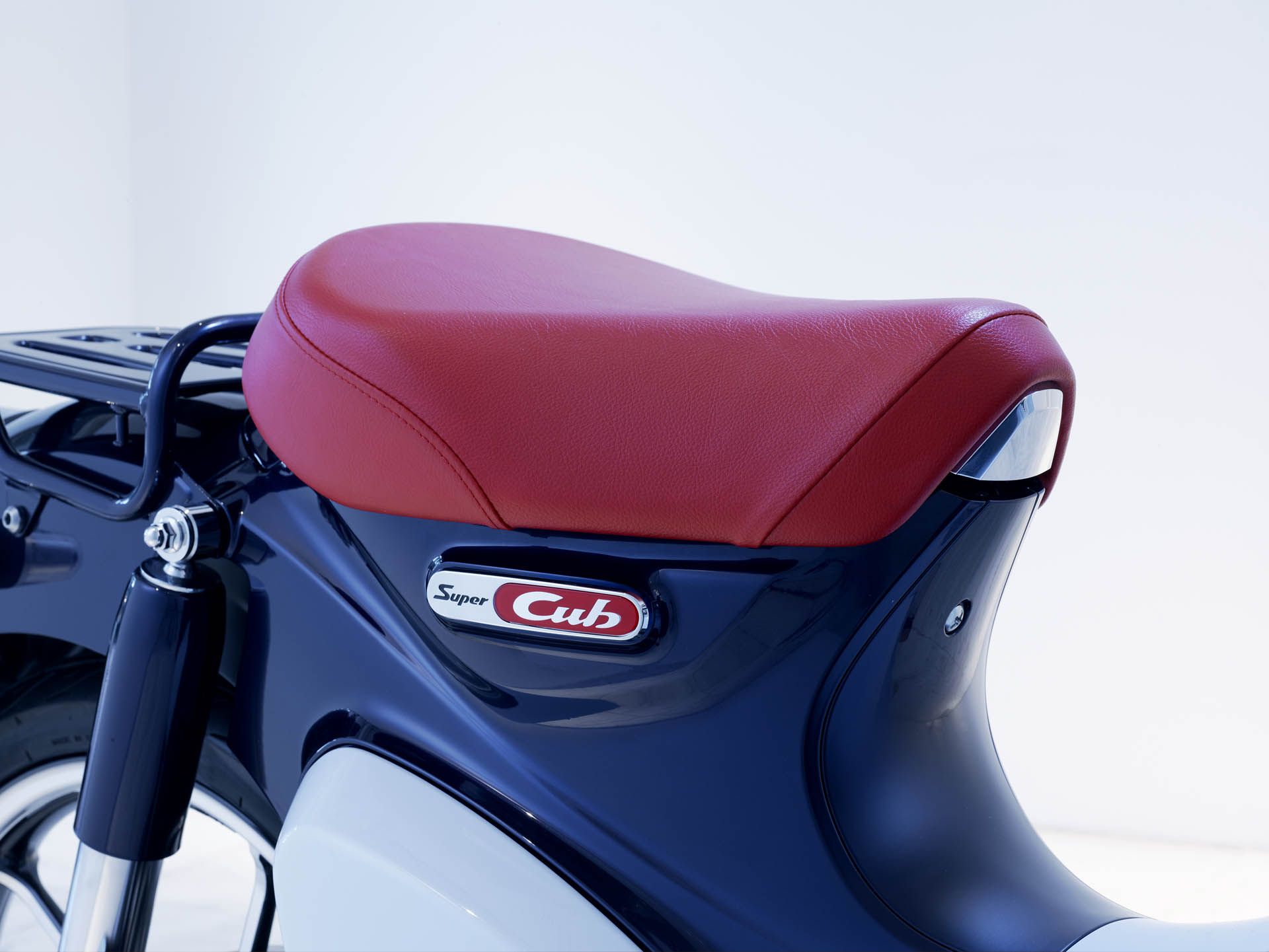 19 Honda Super Cub C125 ABS_seat copy Minibikers Rejoice: Honda’s Bringing The Monkey And Super Cub To The US