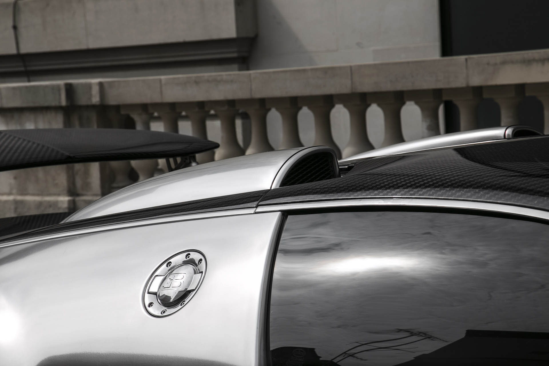 chrome-carbon-2008-bugatti-veyron-16 Chrome And Carbon Bugatti Veyron Would Sure Look Sweet In Your Driveway