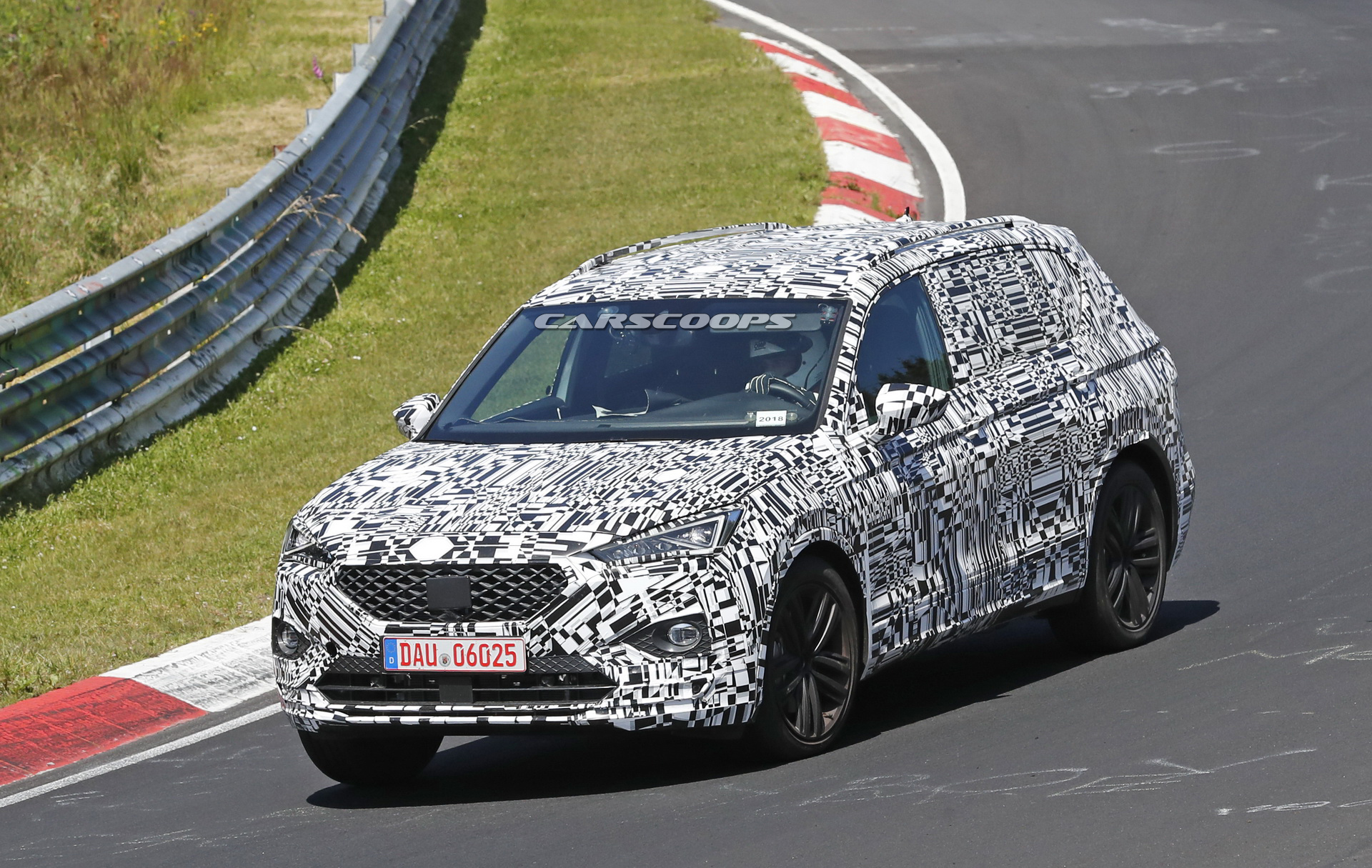 seat-tarraco-prototype-spied-ring-11 Seat Tarraco Begins Track Testing Wearing Production Headlights And Taillights