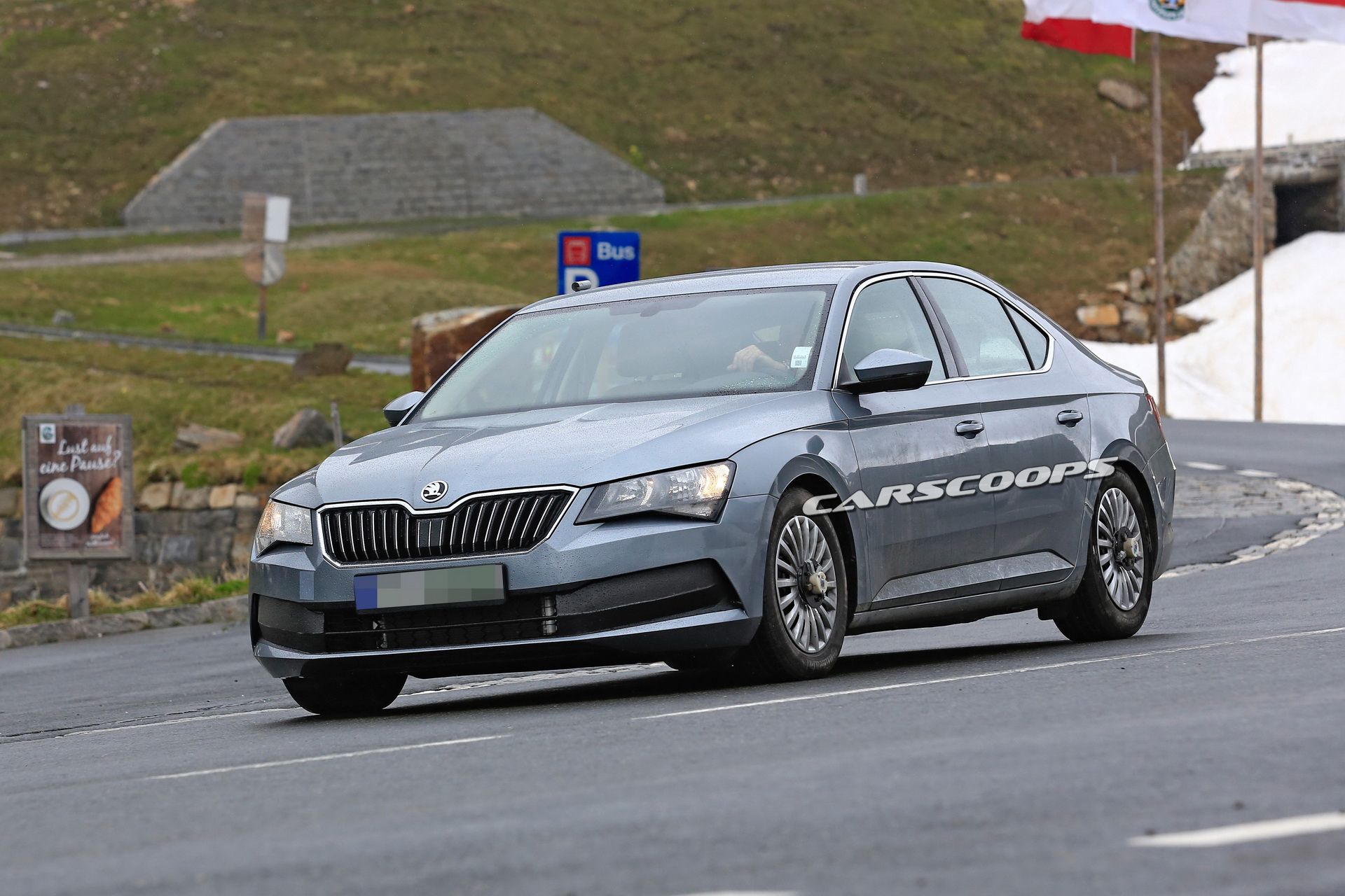 Skoda-Superb-FL-04 Facelifted 2019 Skoda Superb Caught Undisguised, Will Get A Hybrid Powertrain