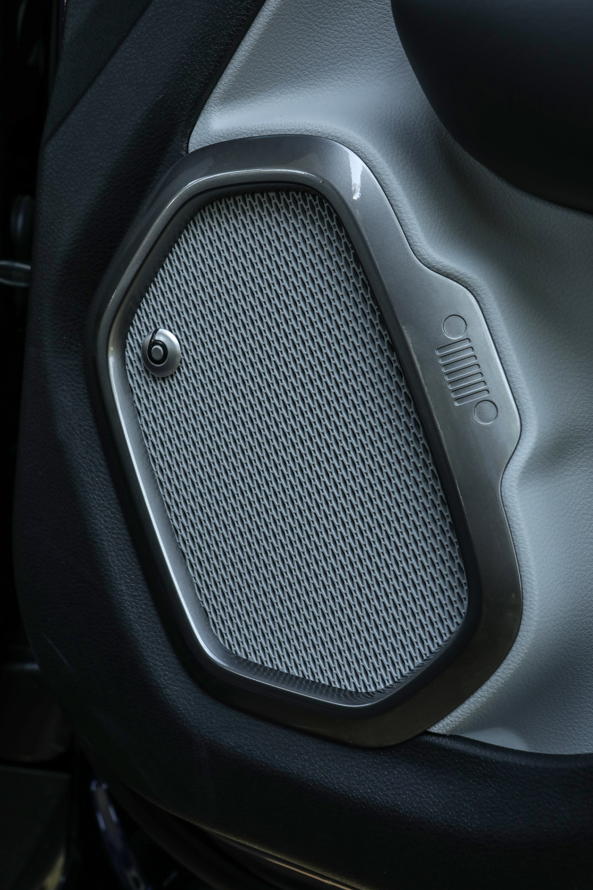 2019 Jeep Renegade Facelift 33 2019 Jeep Renegade Gets Cute Makeover And New Engines: Full Details, Photos & Video