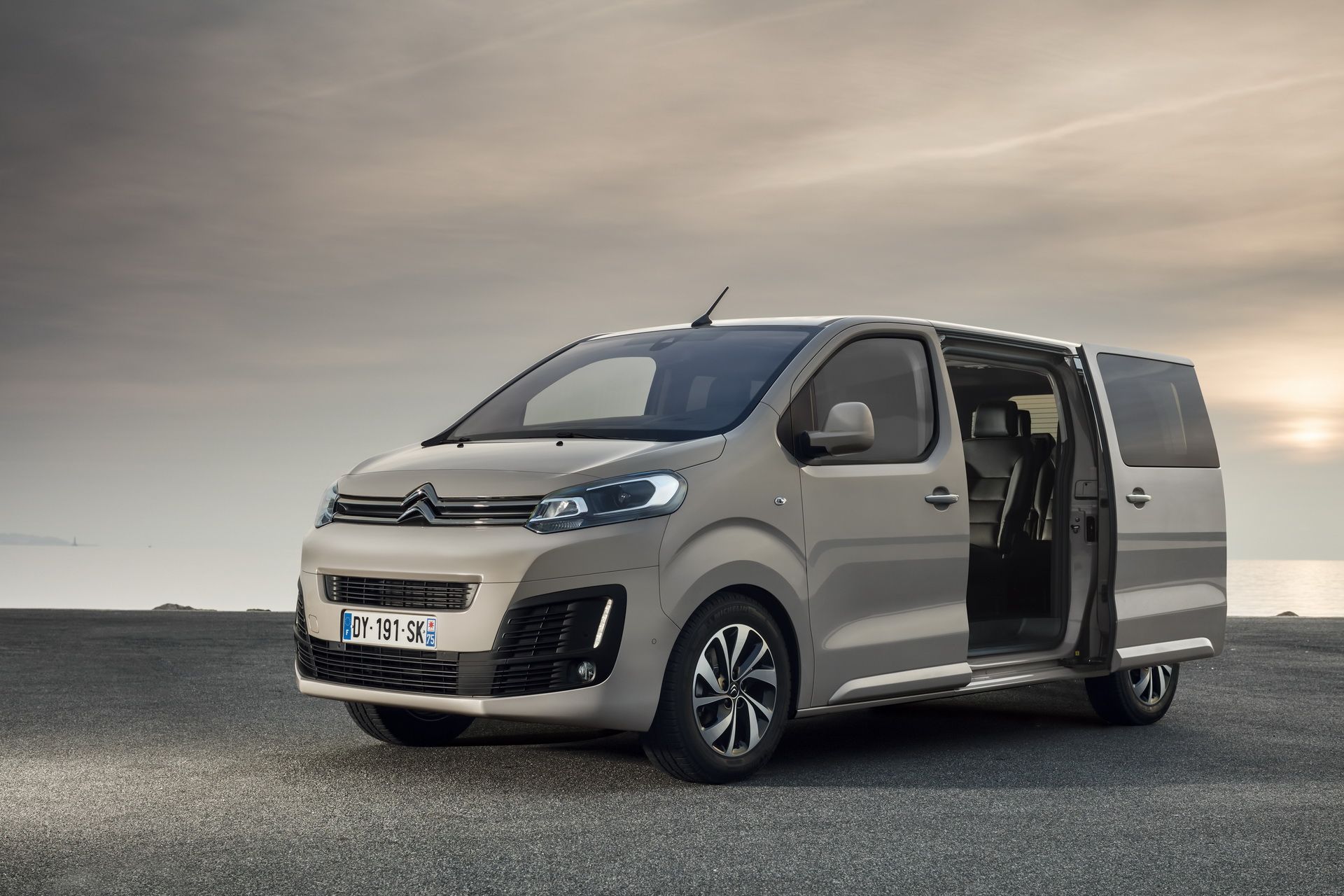 2018-citroen-spacetourer-rip-curl-lifestyle-3 Citroen Wants You To Chase The Perfect Wave With The SpaceTourer Rip Curl