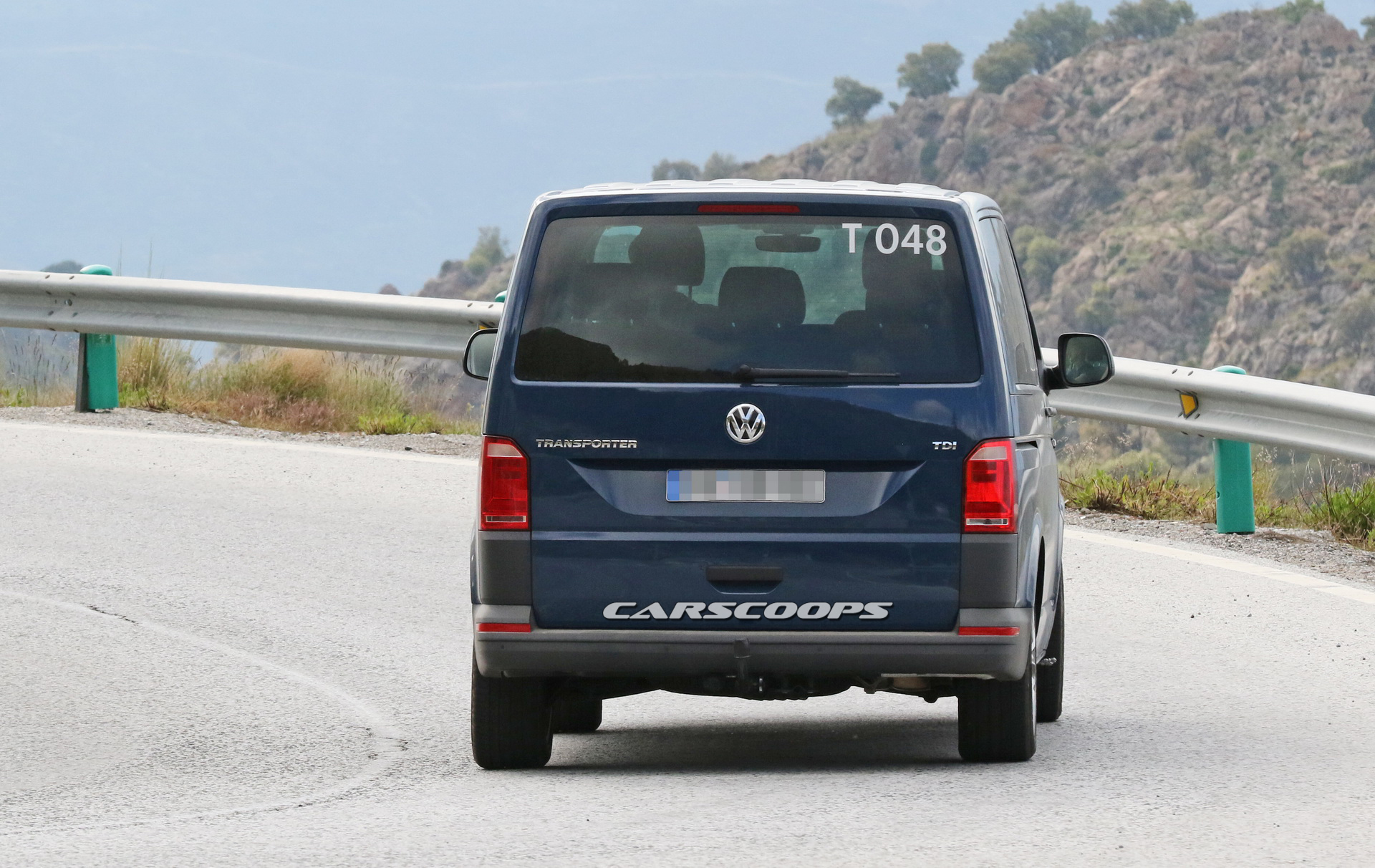 VW-Caravelle-T6-Facelift-10 Is The 2020 VW T7 Caravelle Hiding Under These T6 Test Cars?