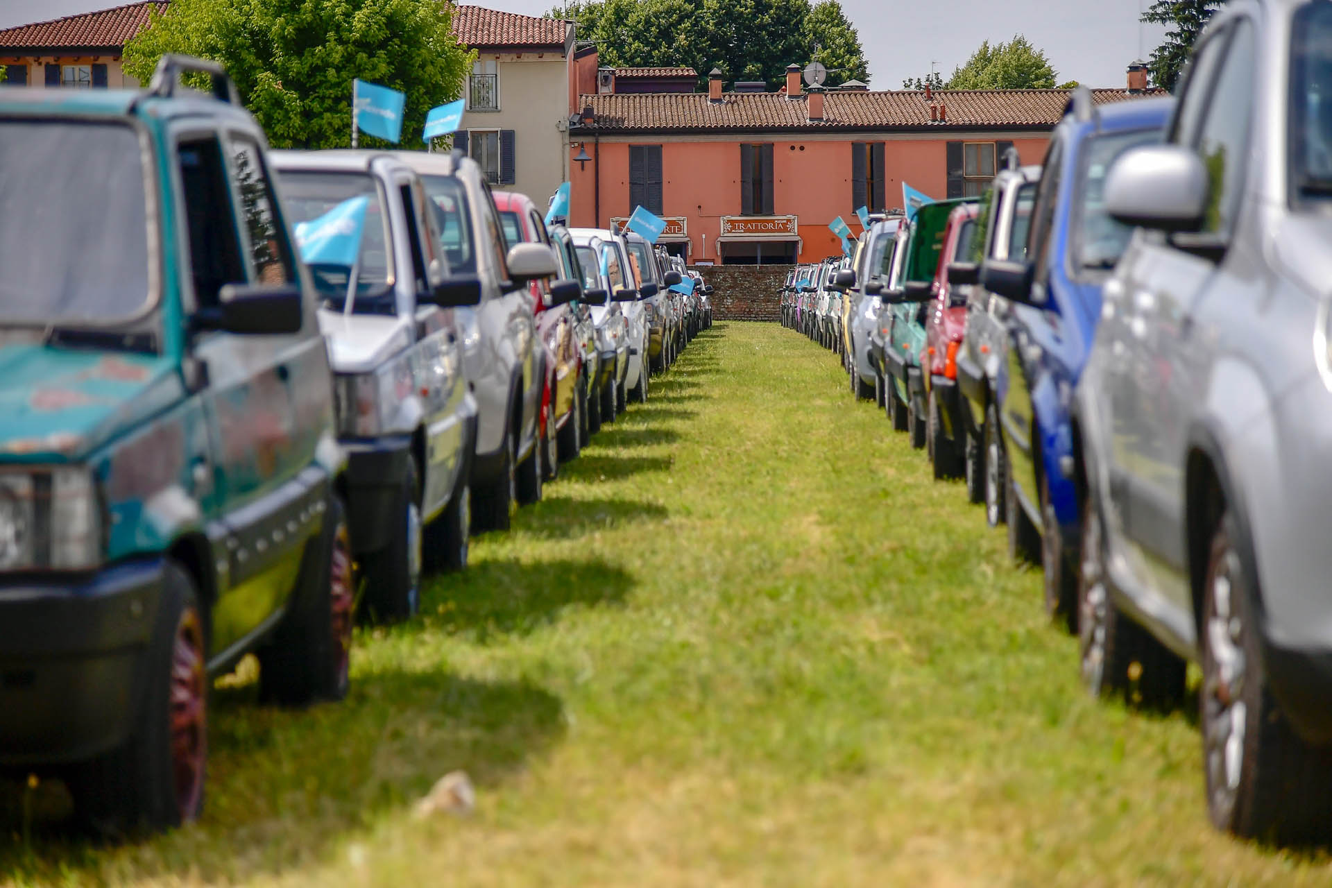 Nuova “Panda Waze” protagonista al raduno annuale di “Pandisti” a “Pandino” Record Gathering Goes To Show Just How Many Pandas Fiat Sells