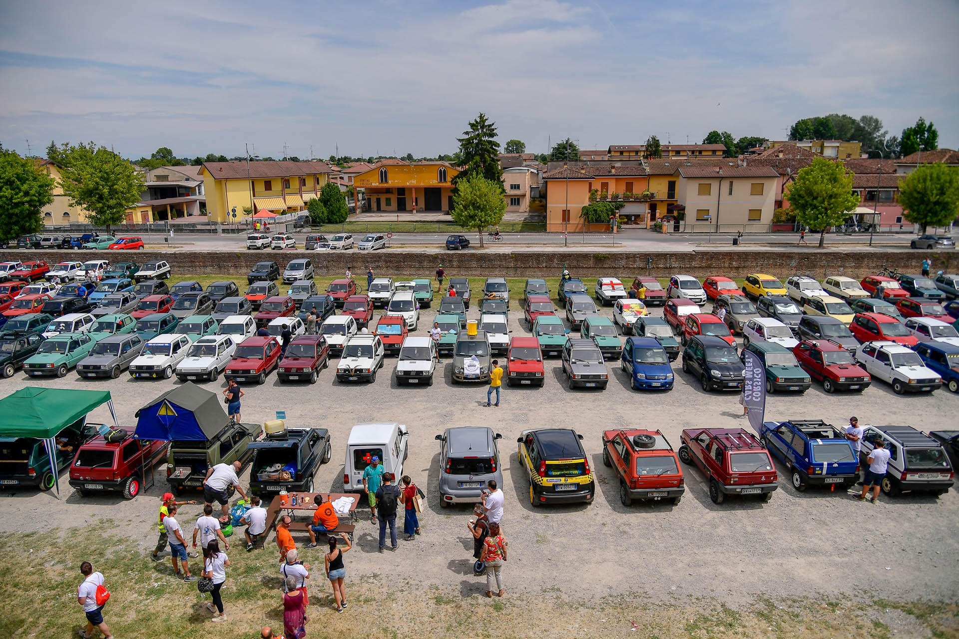 Nuova “Panda Waze” protagonista al raduno annuale di “Pandisti” a “Pandino” Record Gathering Goes To Show Just How Many Pandas Fiat Sells