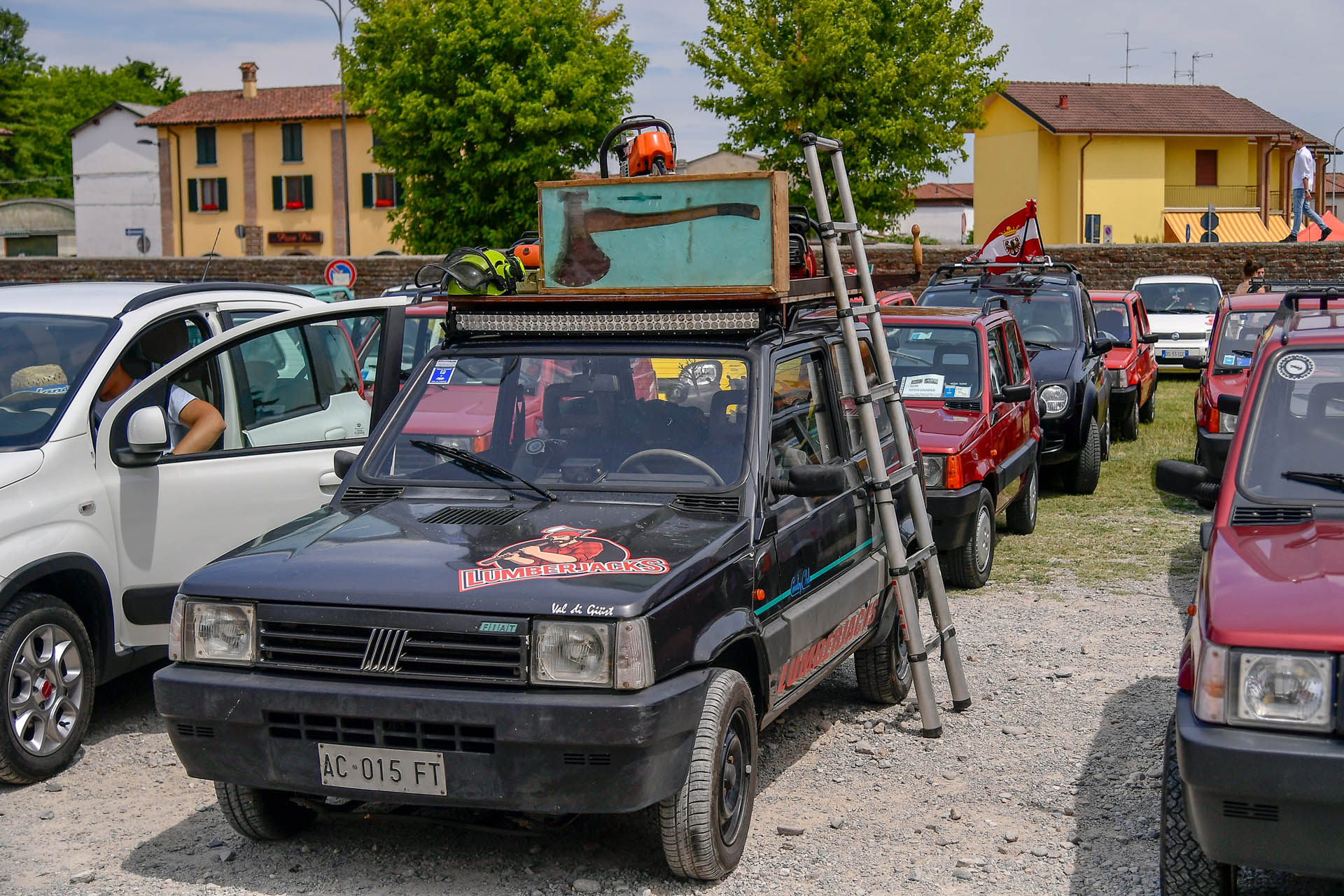 Nuova “Panda Waze” protagonista al raduno annuale di “Pandisti” a “Pandino” Record Gathering Goes To Show Just How Many Pandas Fiat Sells