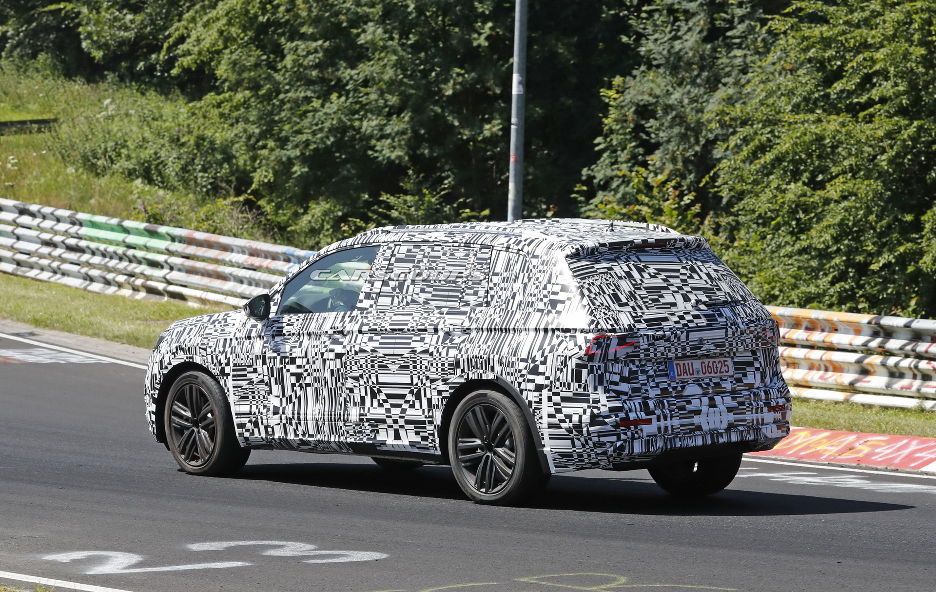 seat-tarraco-prototype-spied-ring-16 Seat Tarraco Begins Track Testing Wearing Production Headlights And Taillights