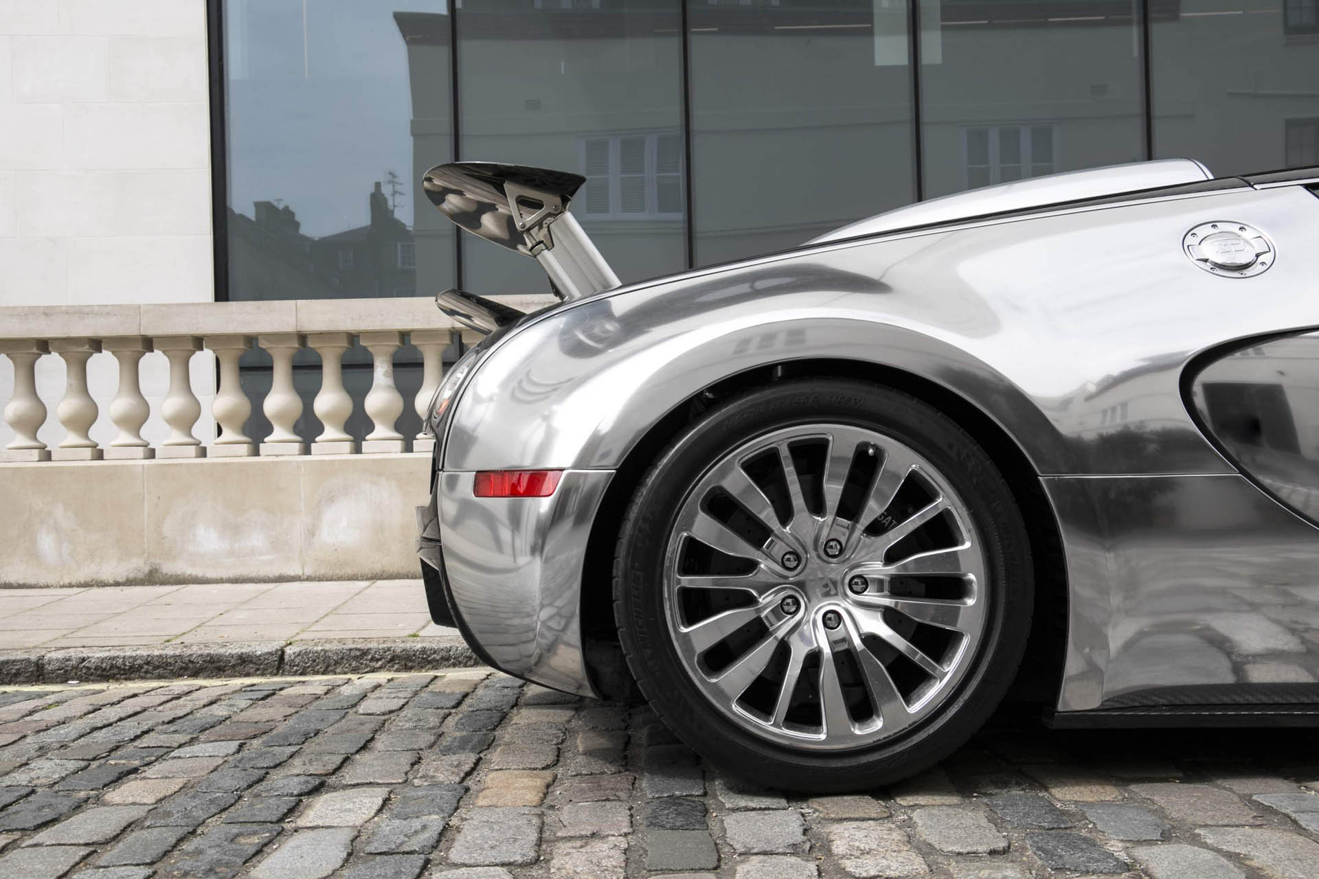 chrome-carbon-2008-bugatti-veyron-14 Chrome And Carbon Bugatti Veyron Would Sure Look Sweet In Your Driveway