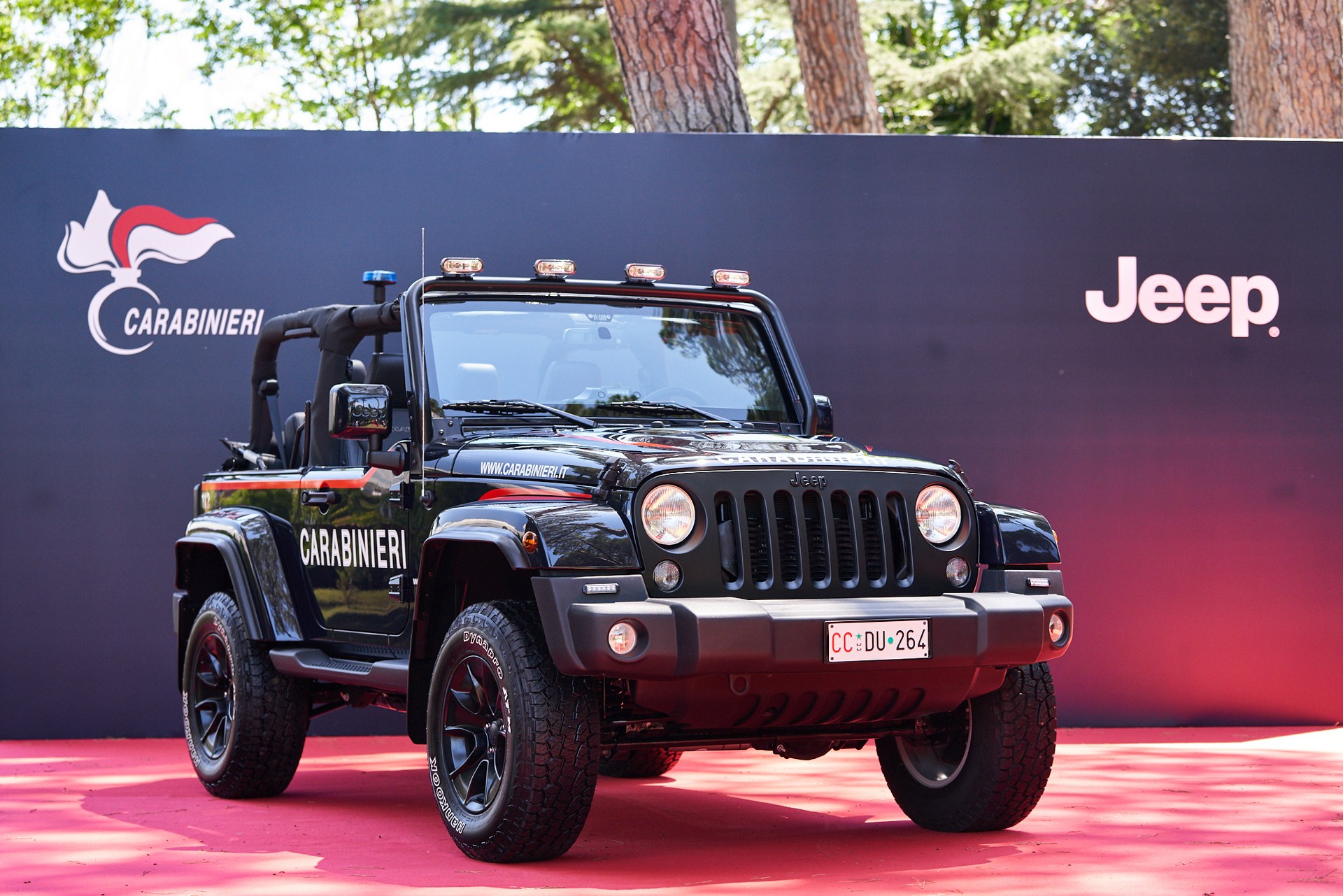 Jeep-Wrangler-Carabinieri-3 Italy’s Carabinieri Has A Cool New Jeep Wrangler JK For Patrolling Beaches This Summer