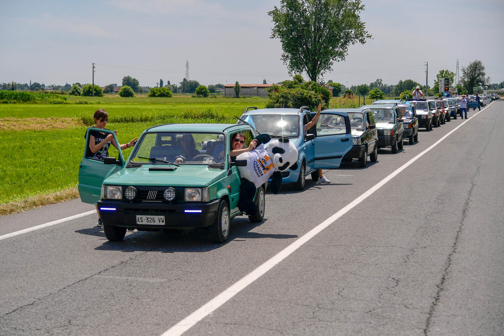 Nuova “Panda Waze” protagonista al raduno annuale di “Pandisti” a “Pandino” Record Gathering Goes To Show Just How Many Pandas Fiat Sells