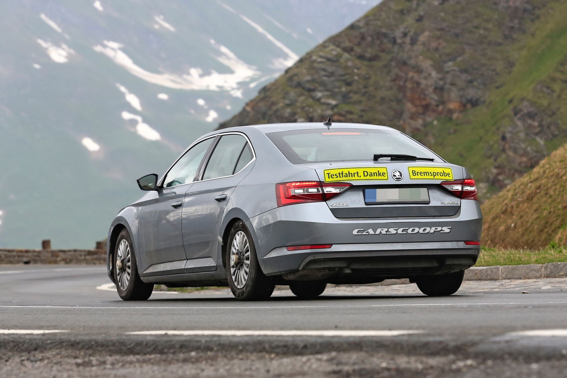 Skoda-Superb-FL-09 Facelifted 2019 Skoda Superb Caught Undisguised, Will Get A Hybrid Powertrain