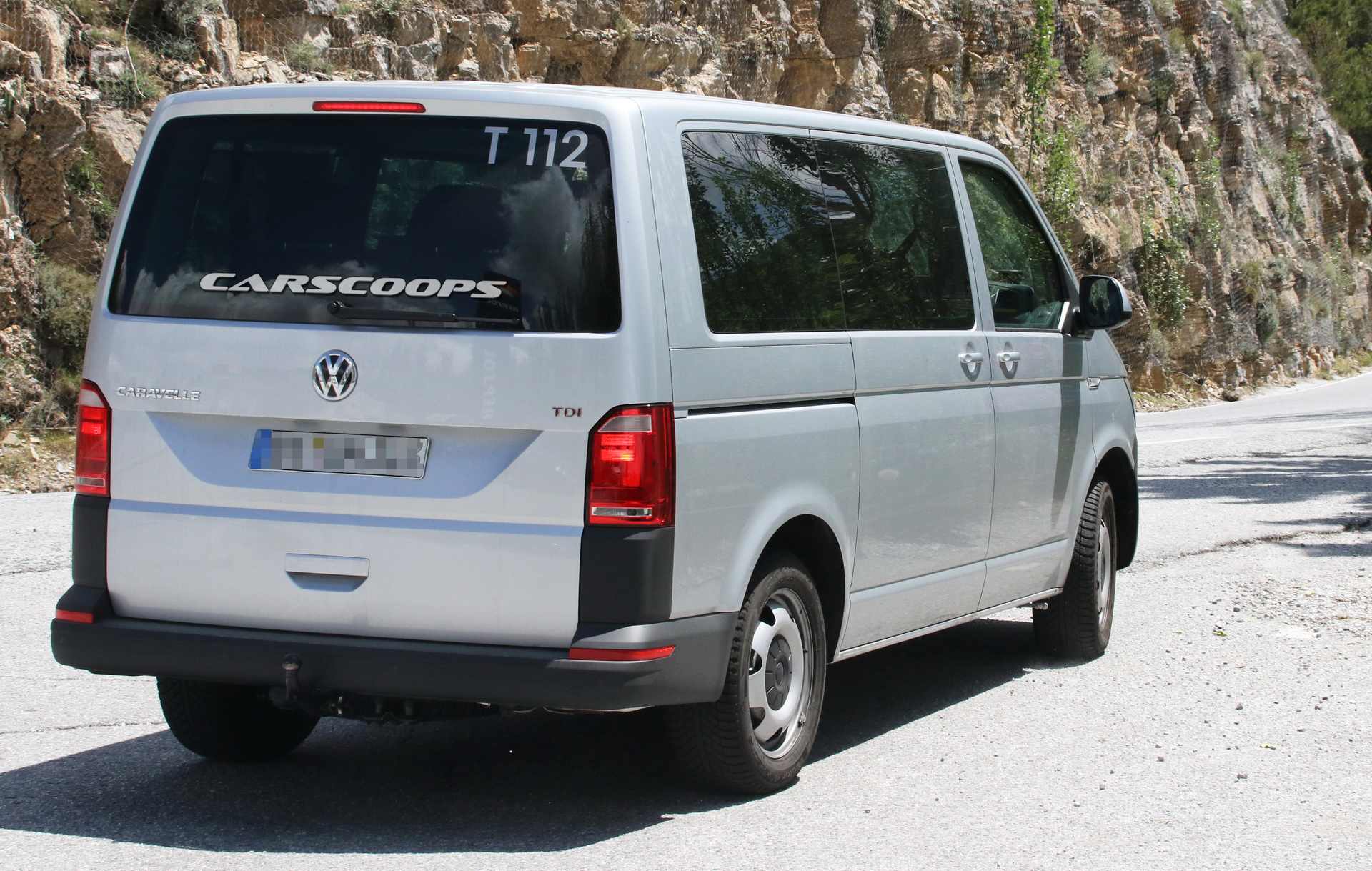VW-Caravelle-T6-Facelift-15 Is The 2020 VW T7 Caravelle Hiding Under These T6 Test Cars?