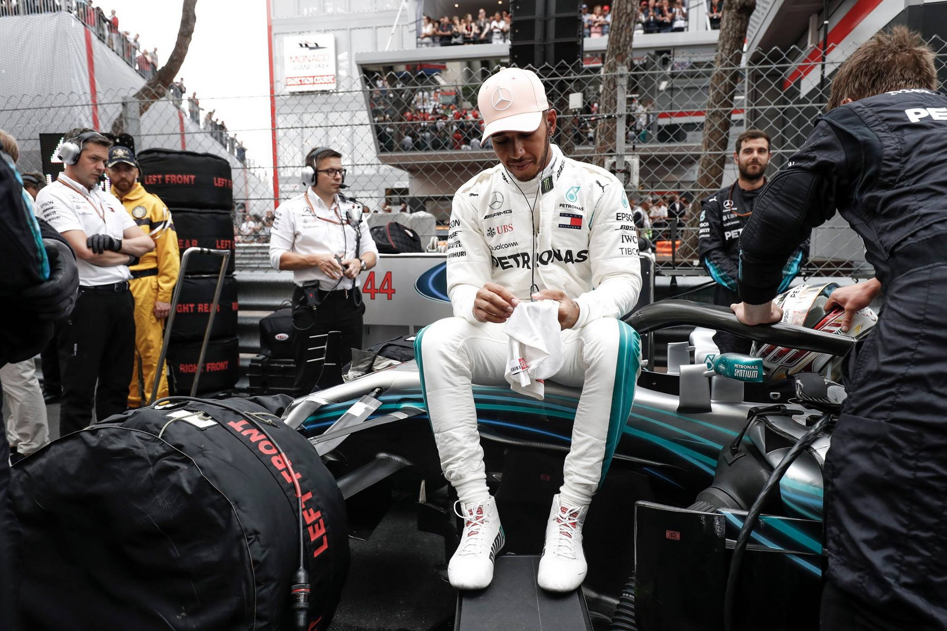 f1-stuck-in-stone-age-says-hamilton-3 Lewis Hamilton Says F1 Is ‘Stuck In Stone Age’, Should Embrace Social Media