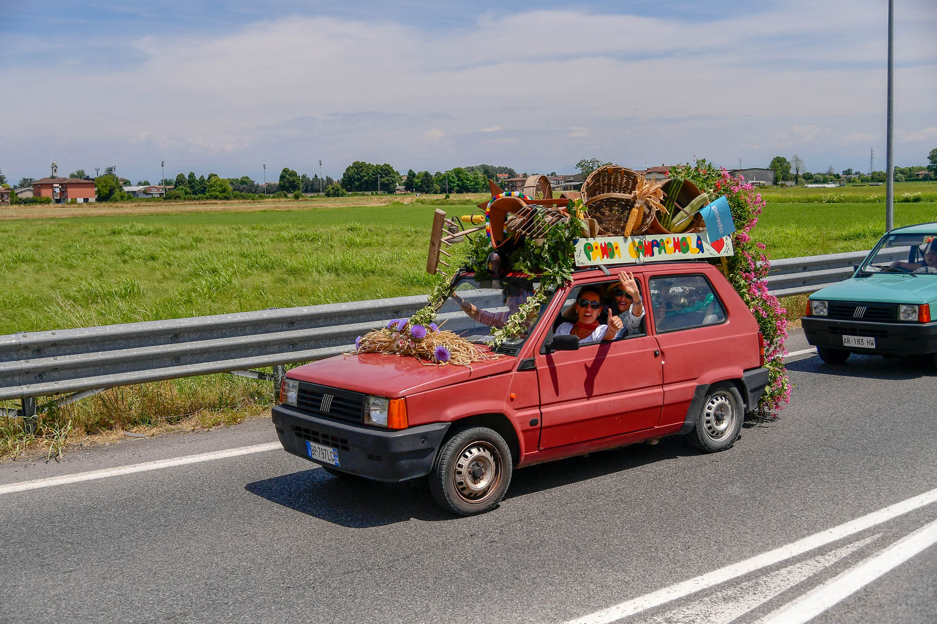 Nuova “Panda Waze” protagonista al raduno annuale di “Pandisti” a “Pandino” Record Gathering Goes To Show Just How Many Pandas Fiat Sells
