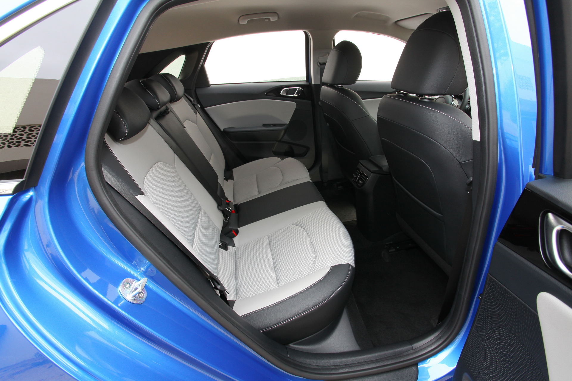 2019-kia-ceed-111 New Kia Ceed Detailed In Gigantic Image Gallery, UK Pricing Announced