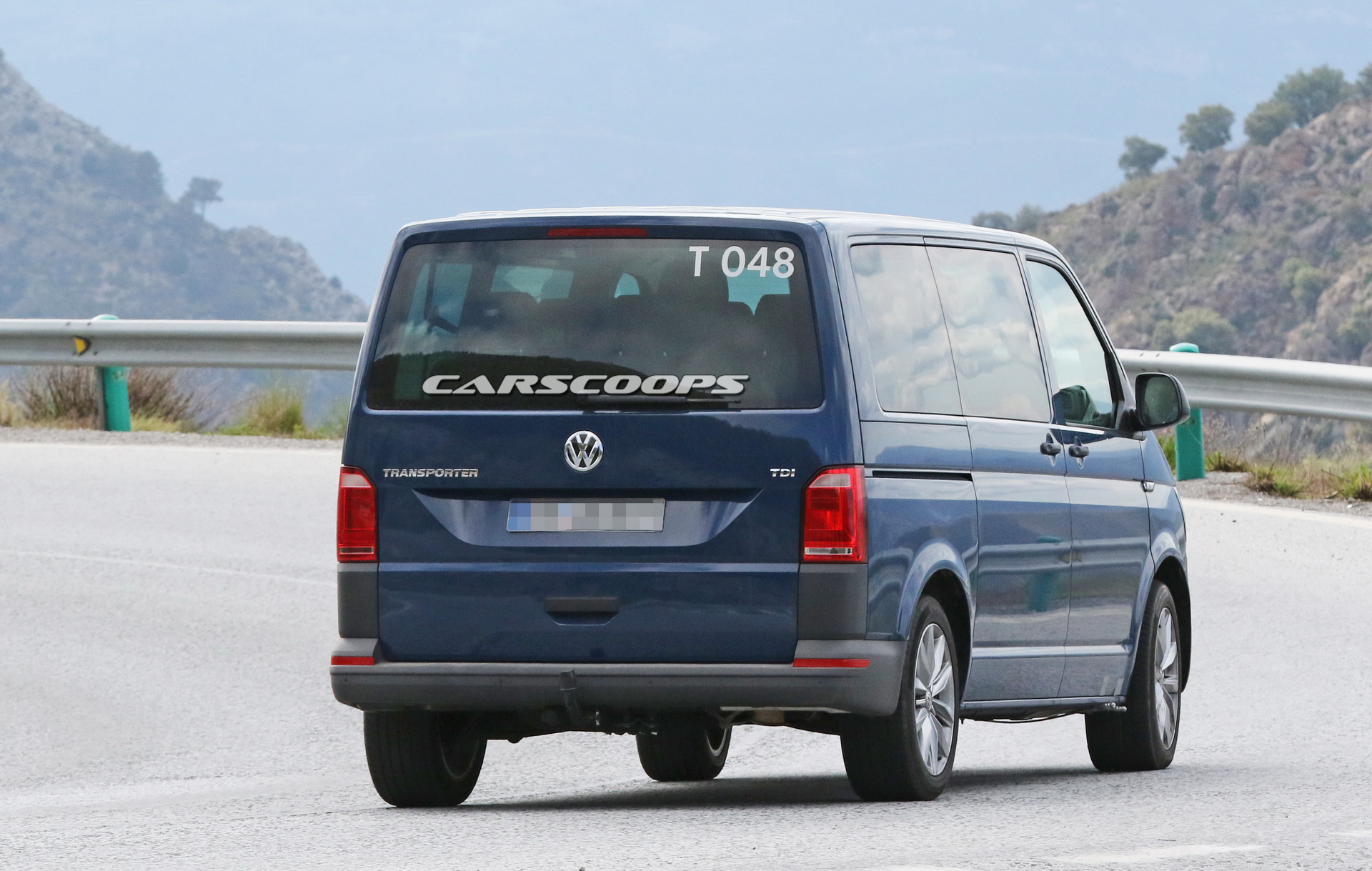 VW-Caravelle-T6-Facelift-9 Is The 2020 VW T7 Caravelle Hiding Under These T6 Test Cars?