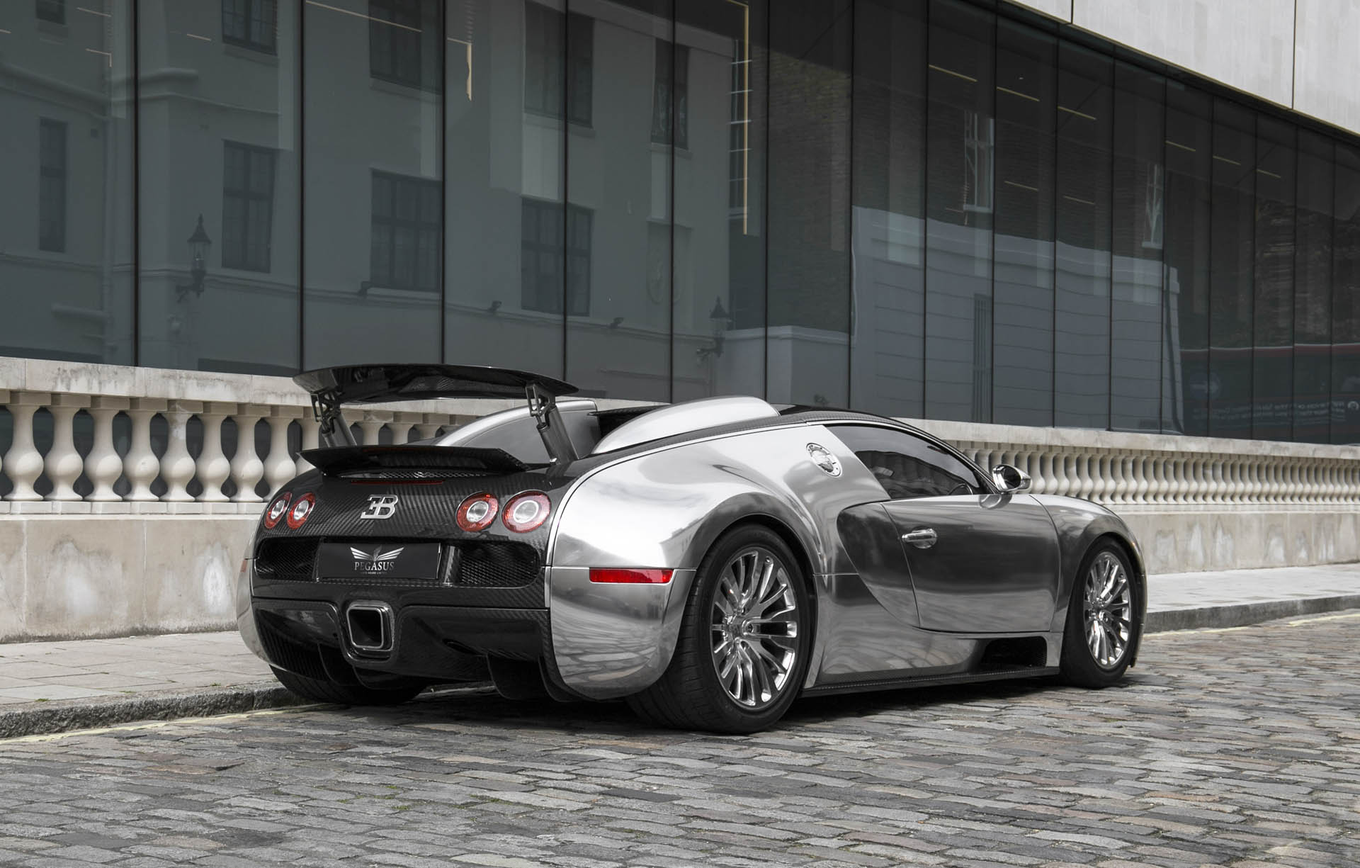 chrome-carbon-2008-bugatti-veyron-12 Chrome And Carbon Bugatti Veyron Would Sure Look Sweet In Your Driveway