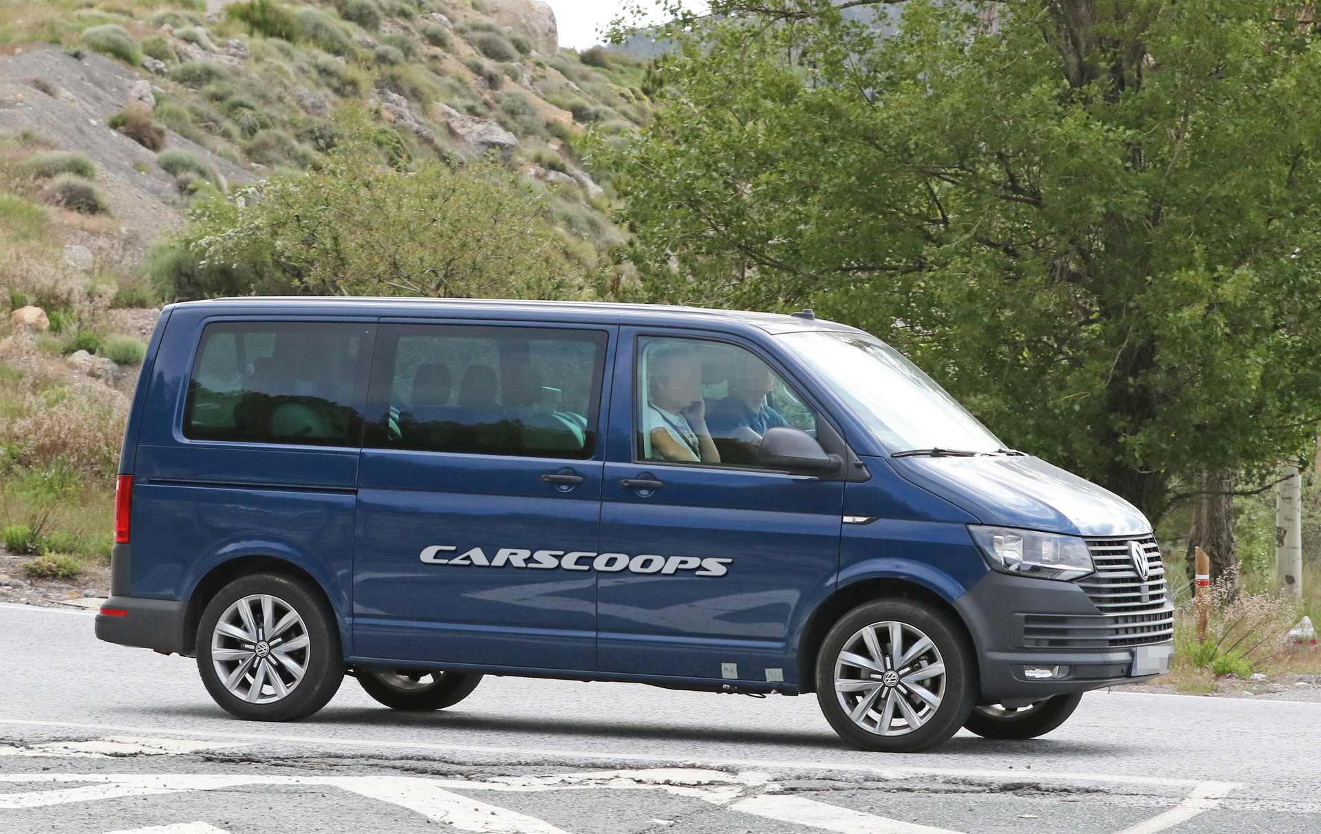 VW-Caravelle-T6-Facelift-6 Is The 2020 VW T7 Caravelle Hiding Under These T6 Test Cars?