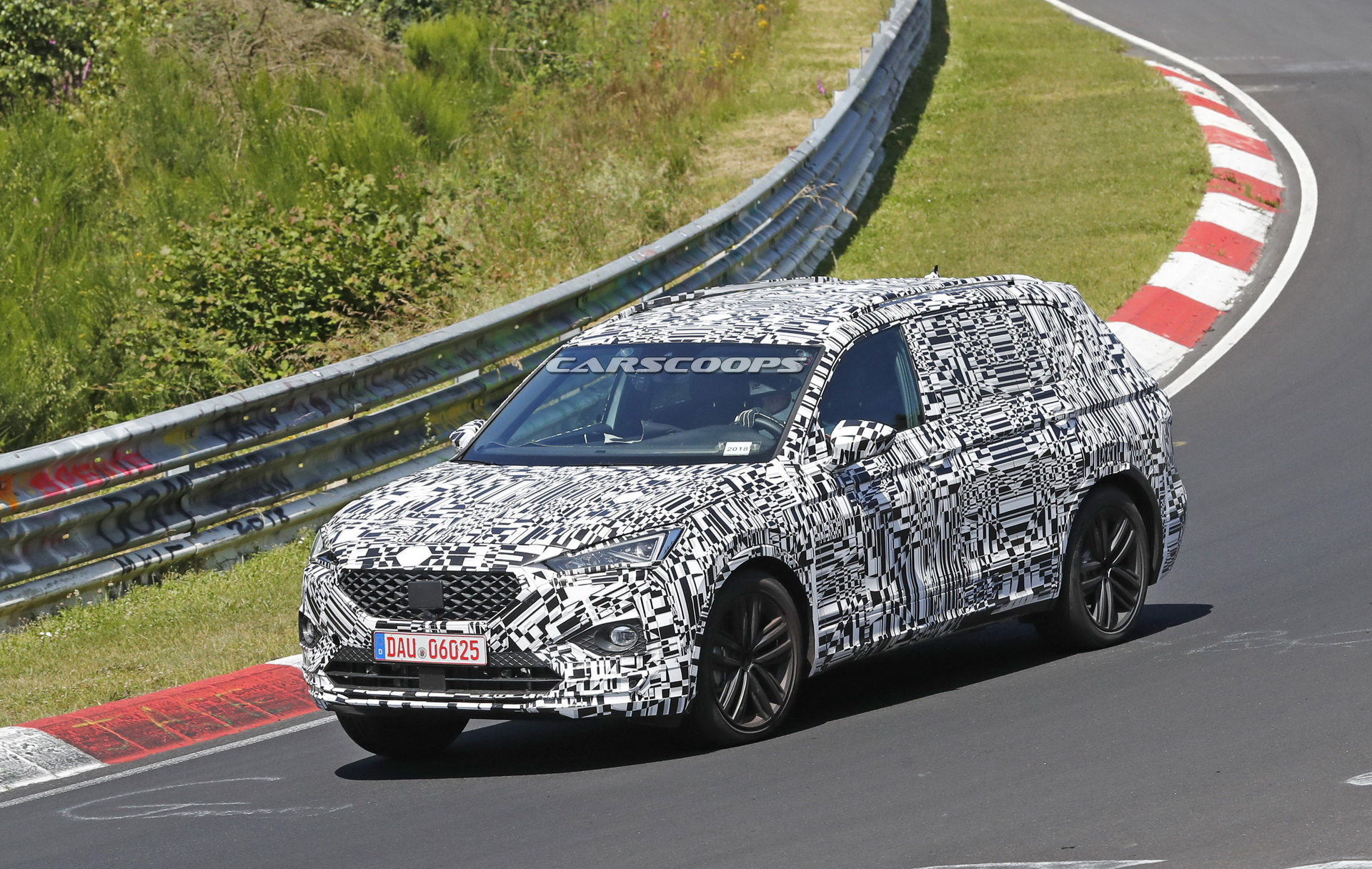 seat-tarraco-prototype-spied-ring-12 Seat Tarraco Begins Track Testing Wearing Production Headlights And Taillights