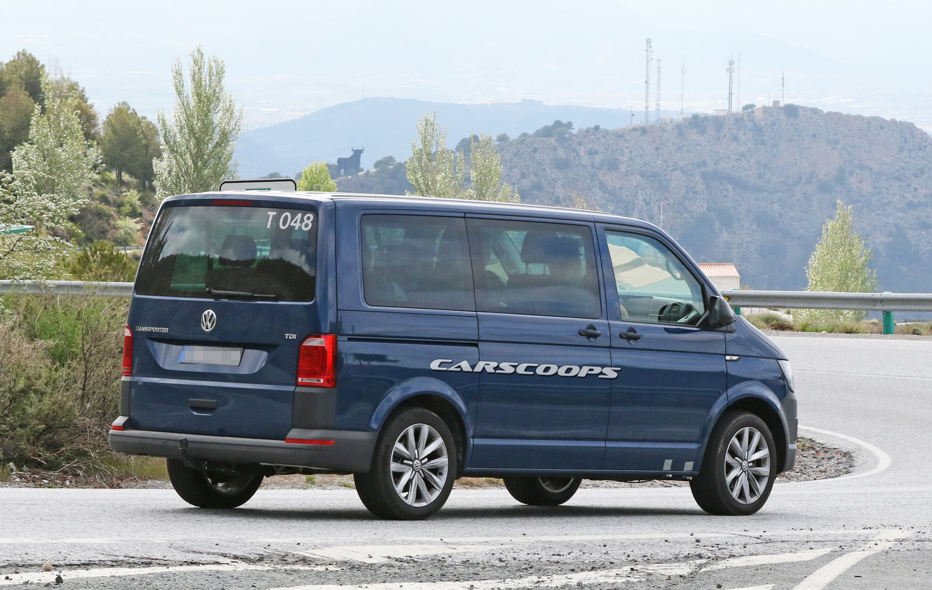 VW-Caravelle-T6-Facelift-8 Is The 2020 VW T7 Caravelle Hiding Under These T6 Test Cars?
