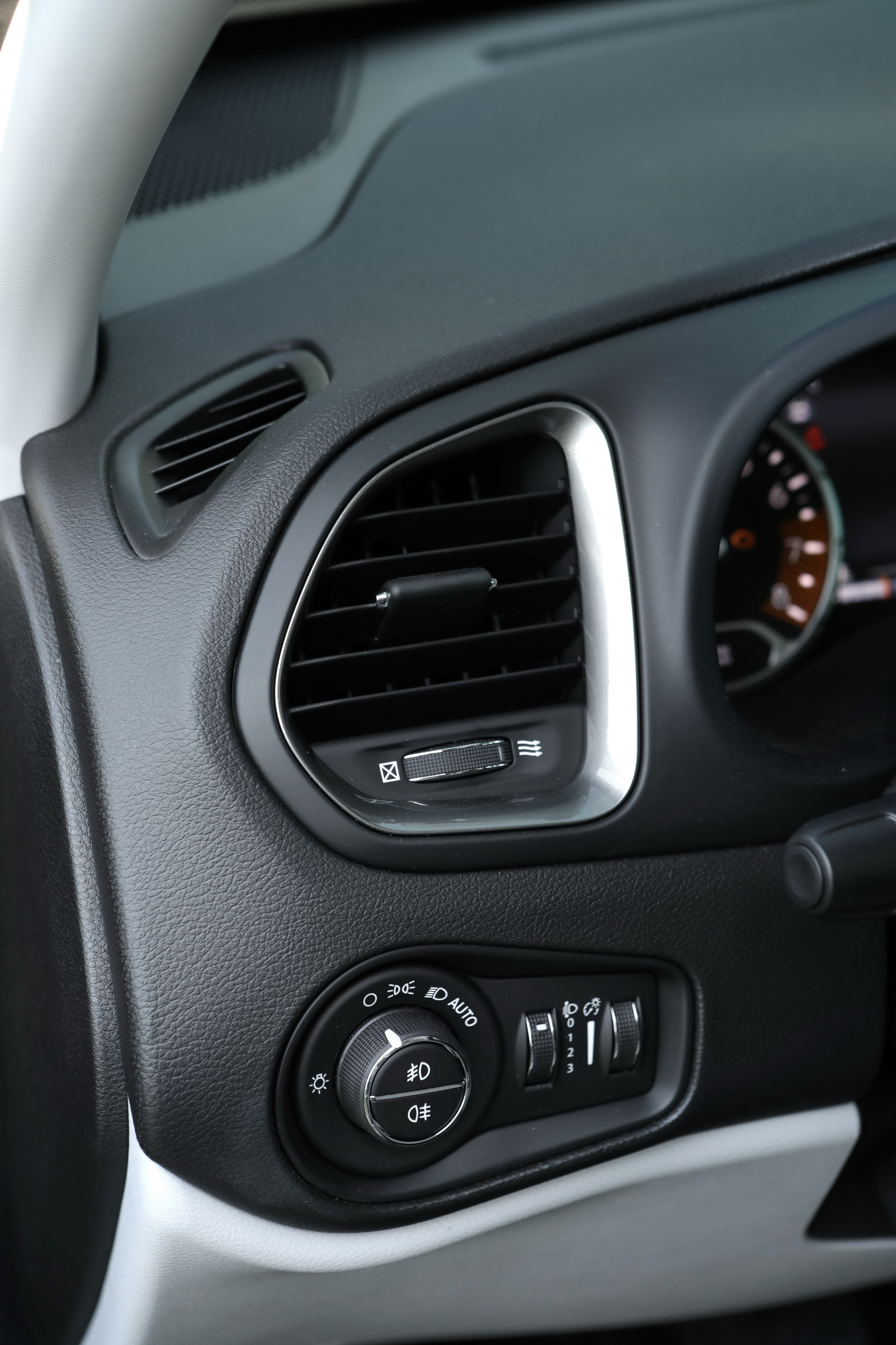 2019 Jeep Renegade Facelift 35 2019 Jeep Renegade Gets Cute Makeover And New Engines: Full Details, Photos & Video