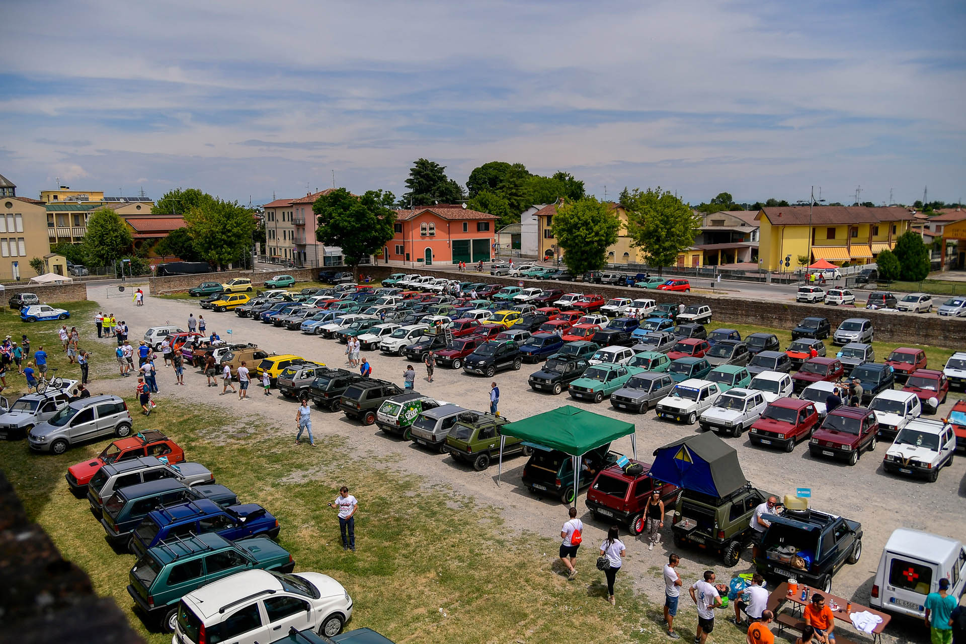 Nuova “Panda Waze” protagonista al raduno annuale di “Pandisti” a “Pandino” Record Gathering Goes To Show Just How Many Pandas Fiat Sells