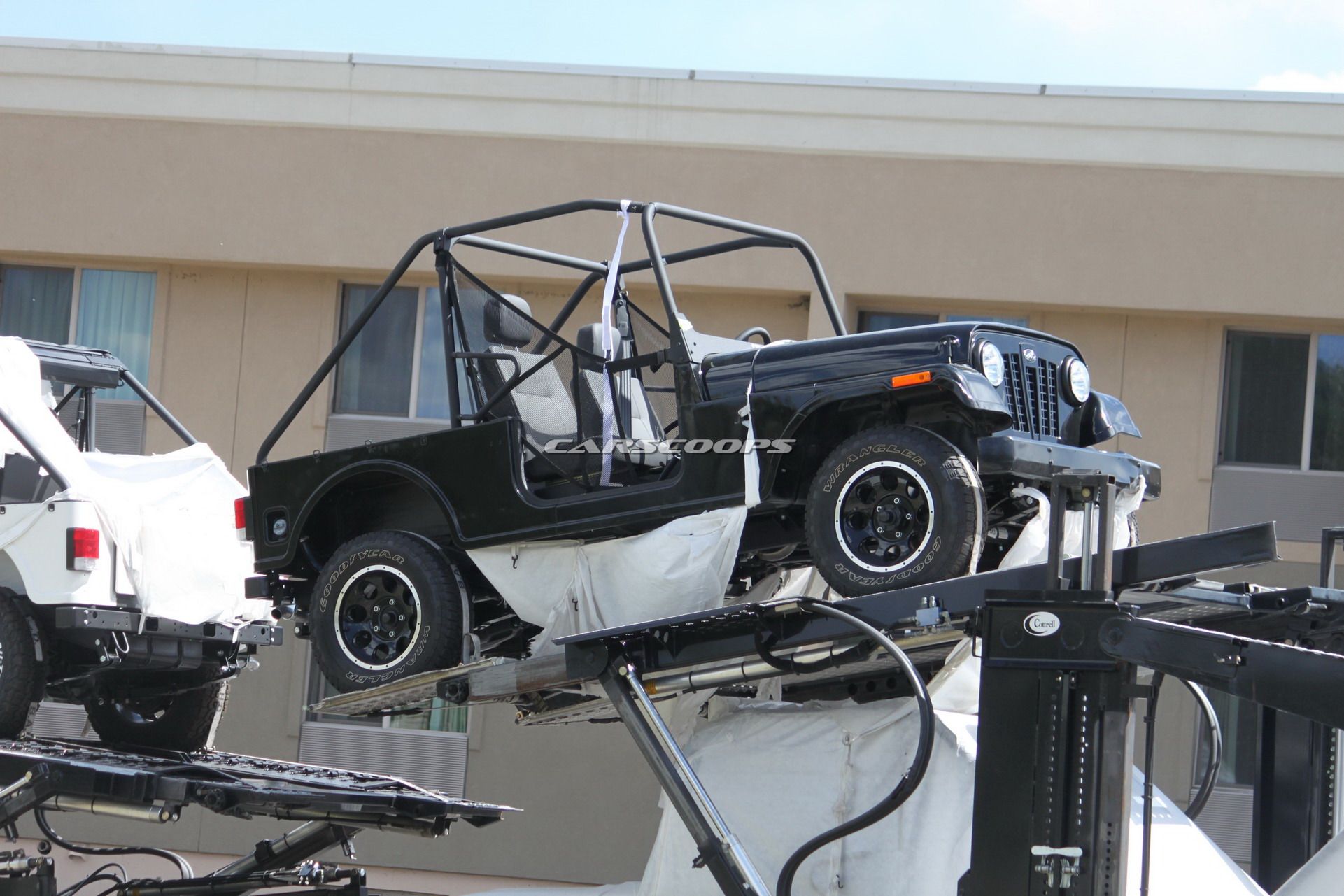 Mahindra-Jeep-3 Mahindra’s Jeep-Like Roxor Spotted On The Way To Dealers