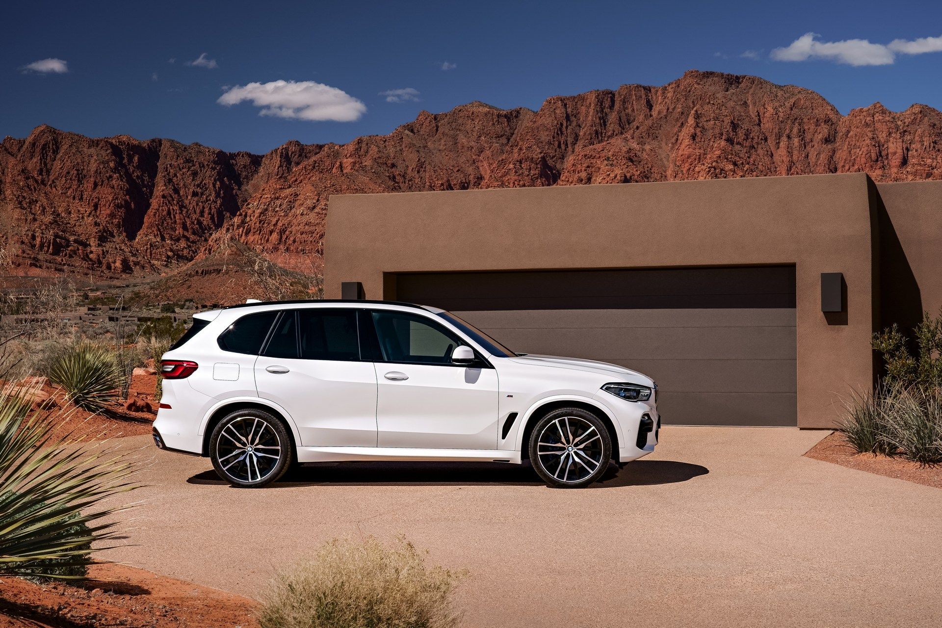 BMW-X5-24 Official: 2019 BMW X5 Becomes Bigger And Bolder To Battle Mercedes’ GLE