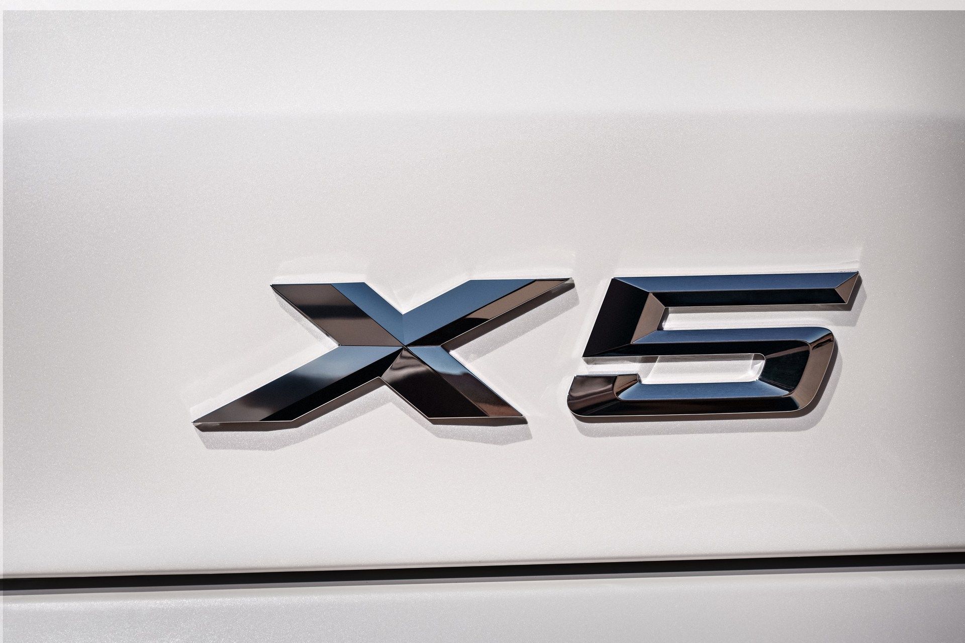 BMW-X5-33 Official: 2019 BMW X5 Becomes Bigger And Bolder To Battle Mercedes’ GLE