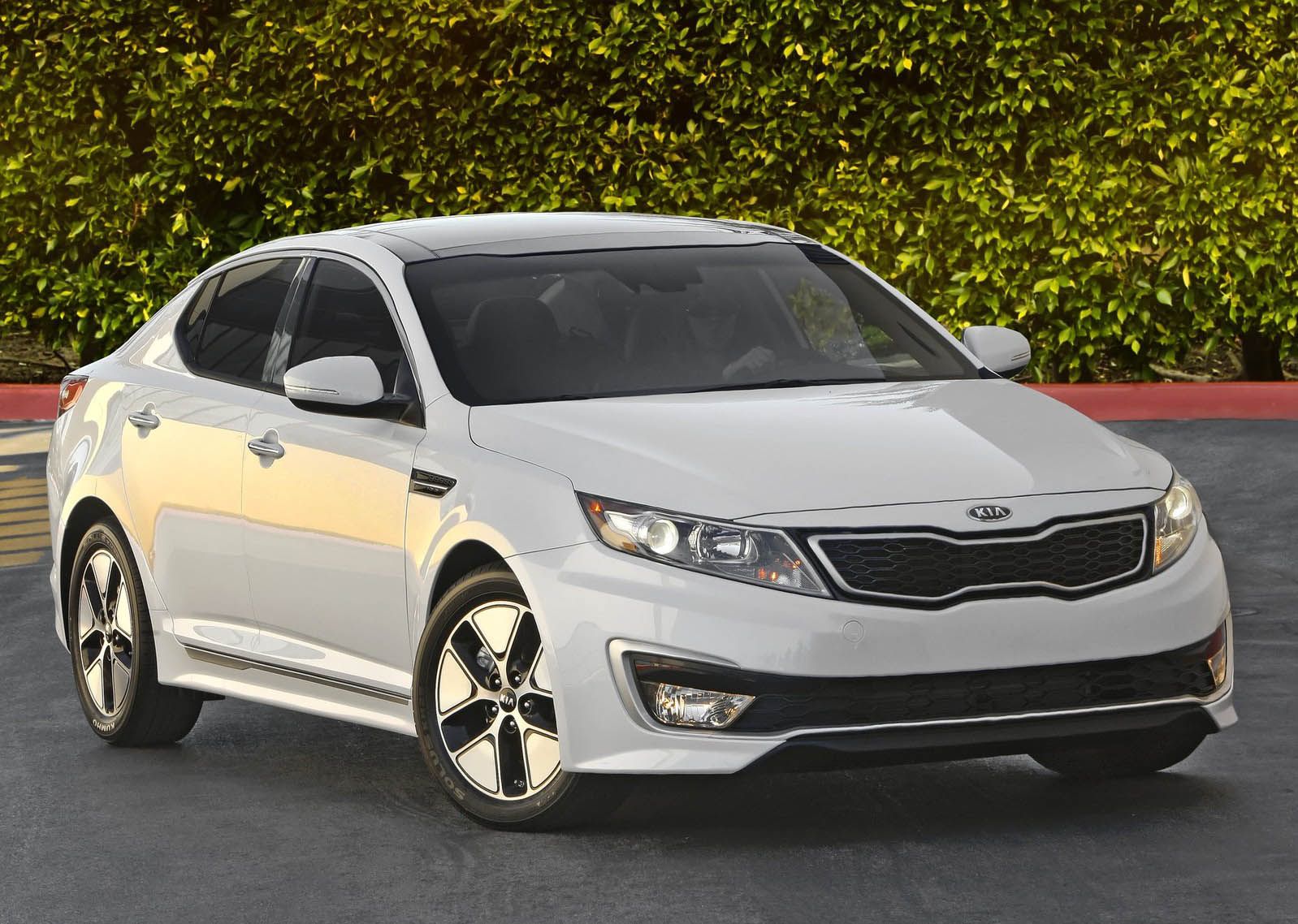 Kia-Optima_Hybrid-2011-1600-0d Kia Recalls Over Half A Million Vehicles Over Non-Deploying Airbags