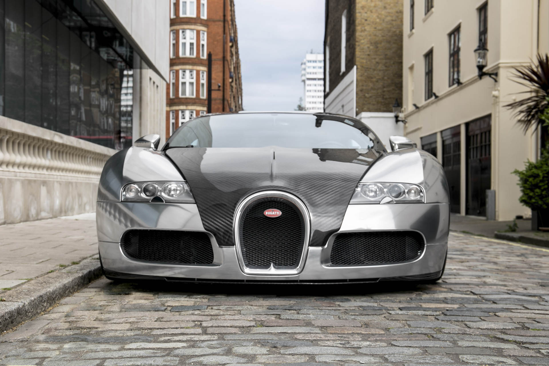 chrome-carbon-2008-bugatti-veyron-03 Chrome And Carbon Bugatti Veyron Would Sure Look Sweet In Your Driveway